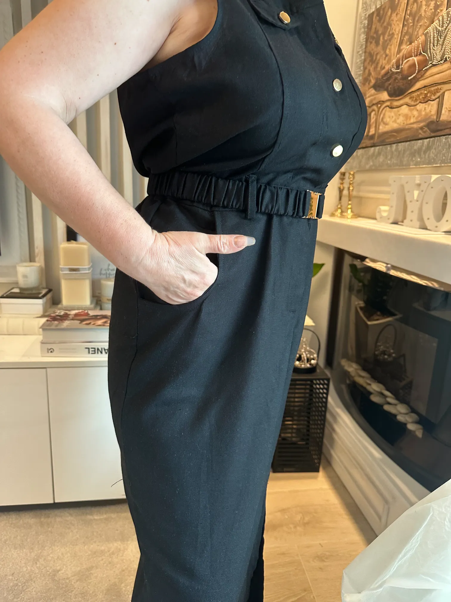 μαύρο αμάνικο φόρεμα με χρυσά κουμπιά και ζώνη