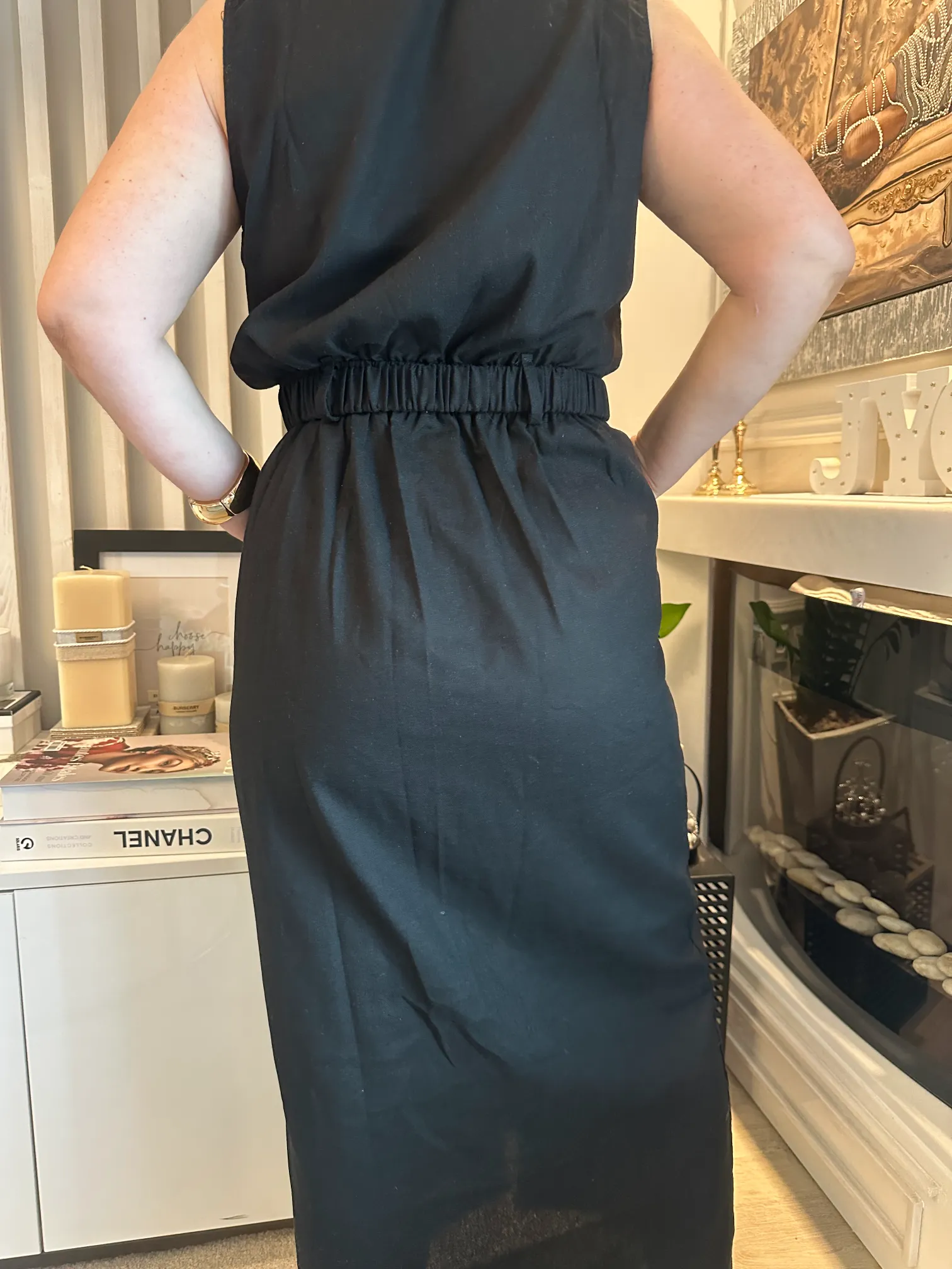 μαύρο αμάνικο φόρεμα με χρυσά κουμπιά και ζώνη