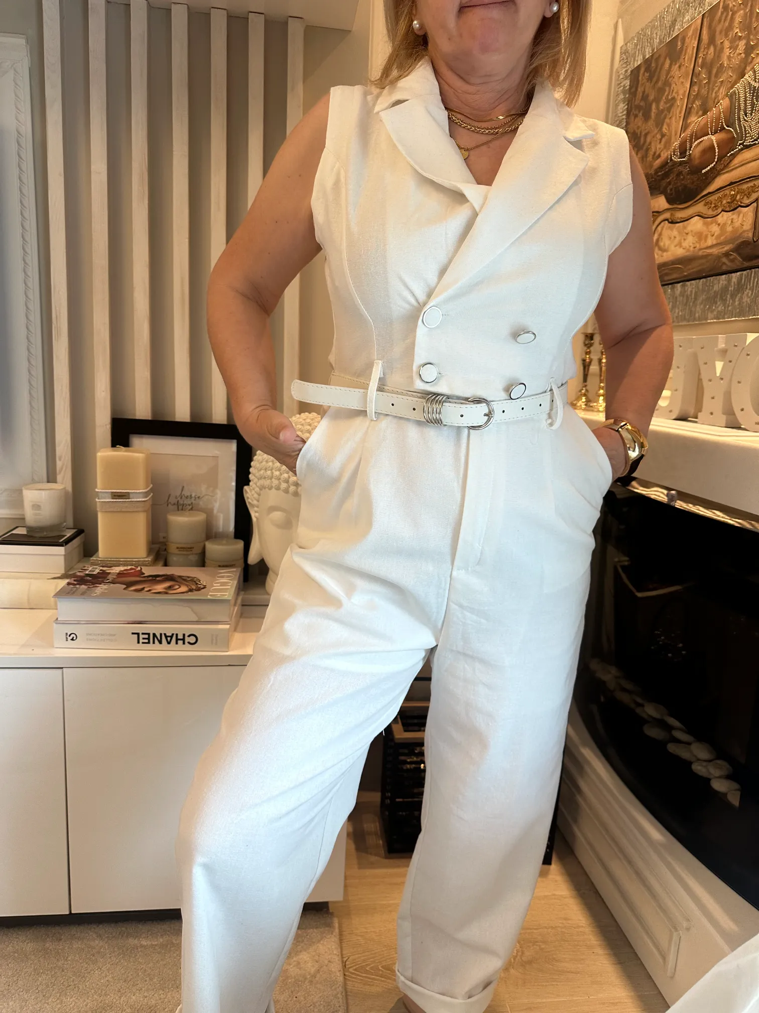 Λευκή Ολόσωμη Φόρμα με Κουμπάκια και Ζώνη