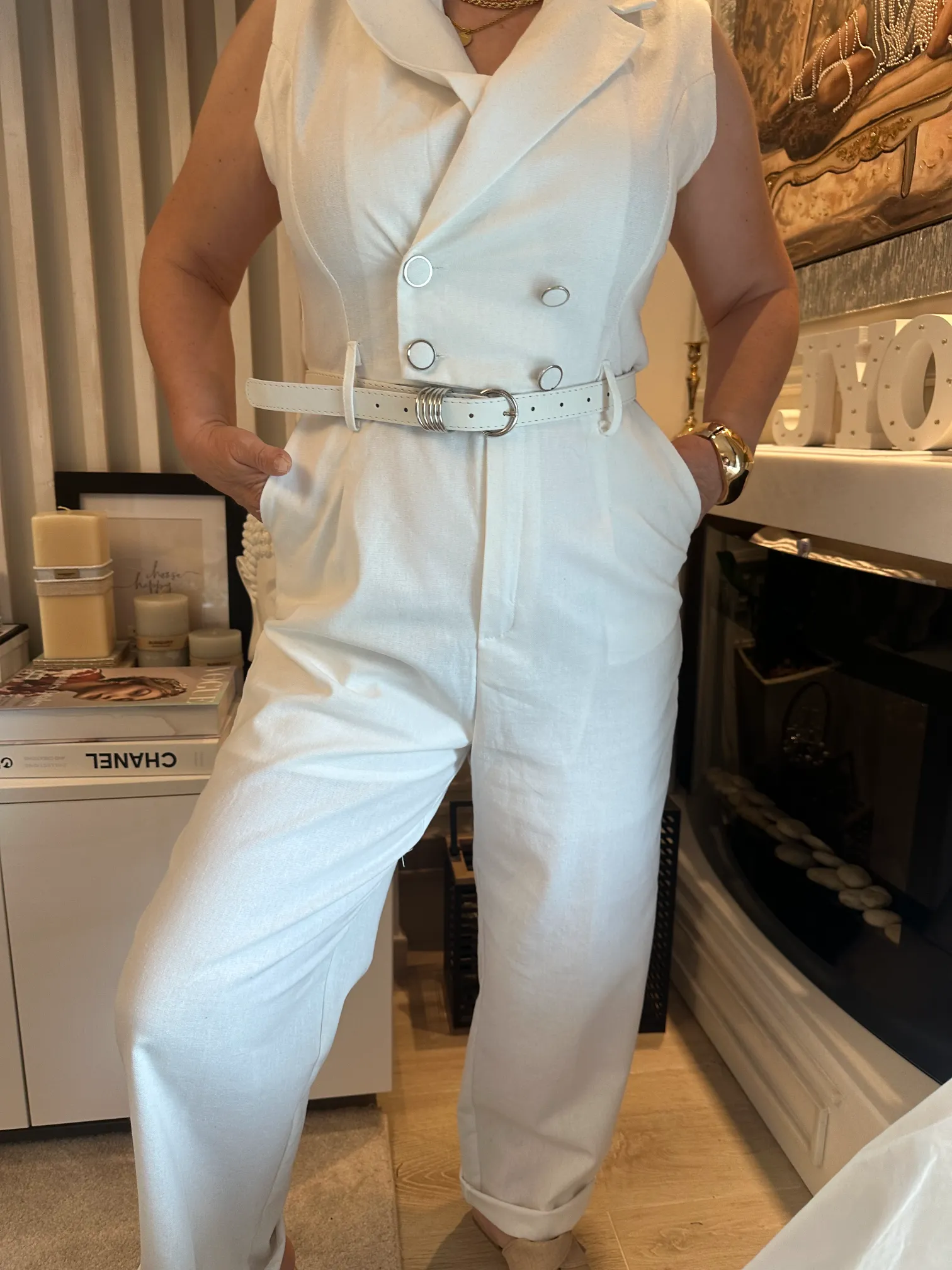 Λευκή Ολόσωμη Φόρμα με Κουμπάκια και Ζώνη