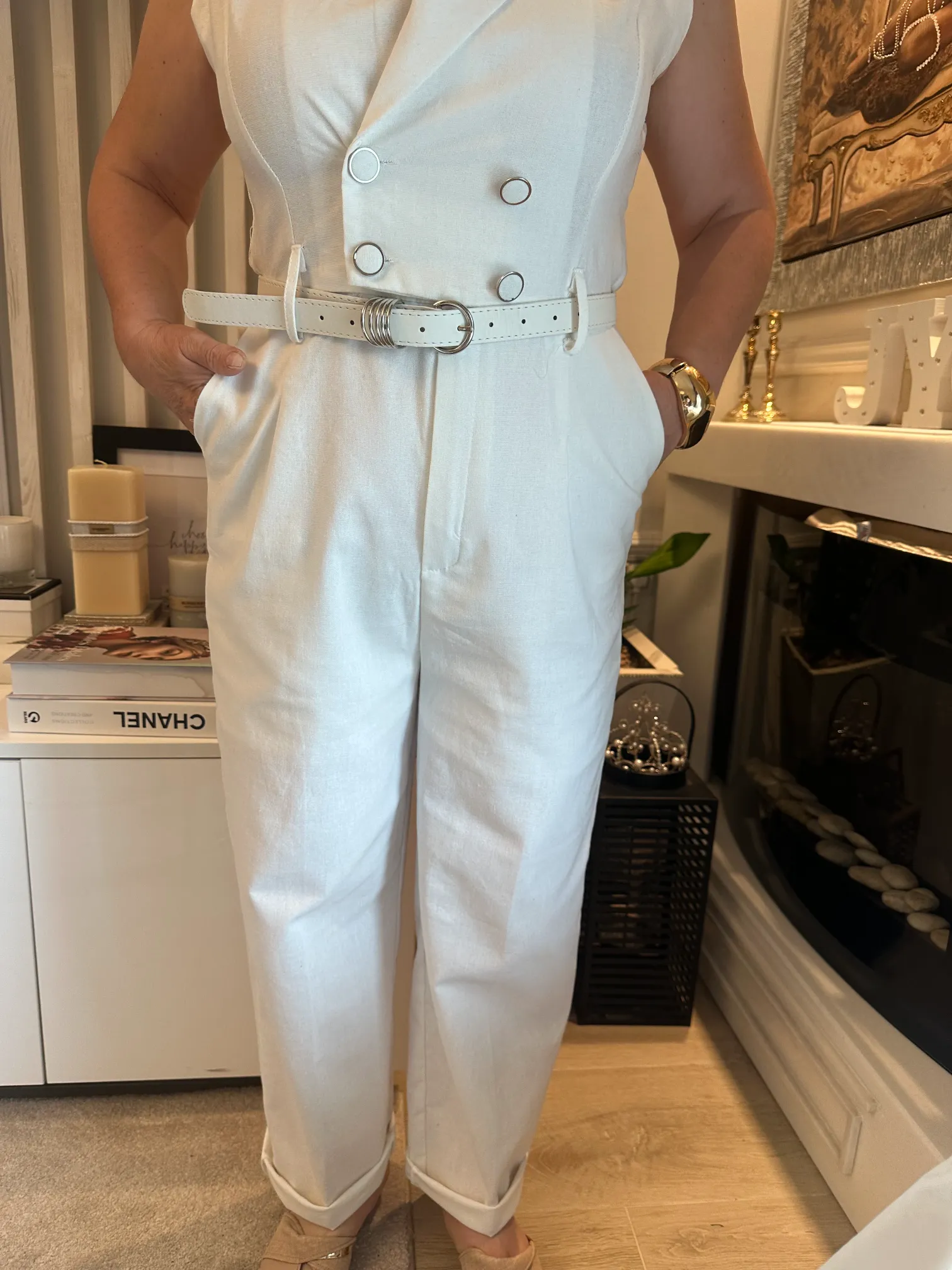 Λευκή Ολόσωμη Φόρμα με Κουμπάκια και Ζώνη