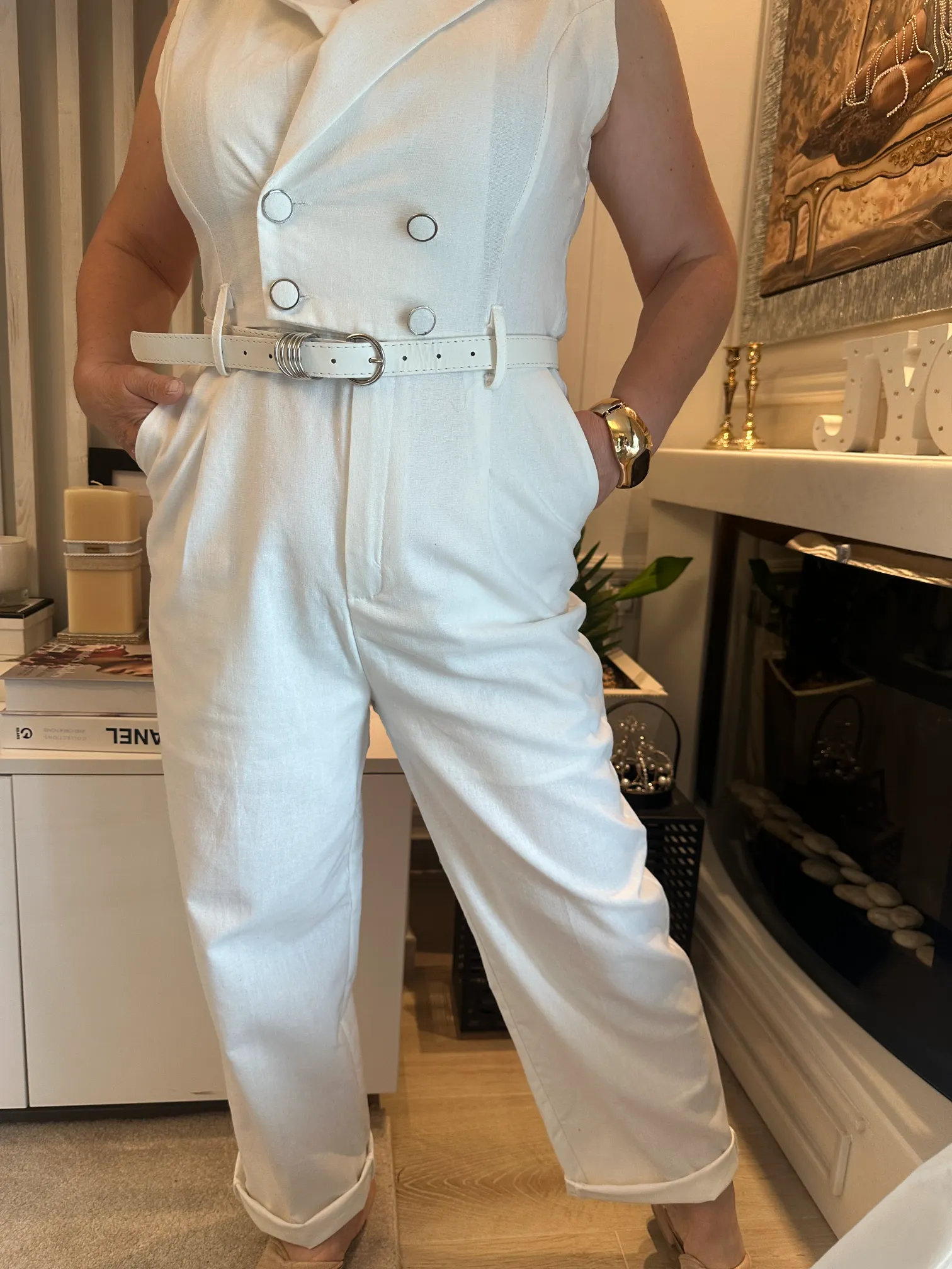 Λευκή Ολόσωμη Φόρμα με Κουμπάκια και Ζώνη