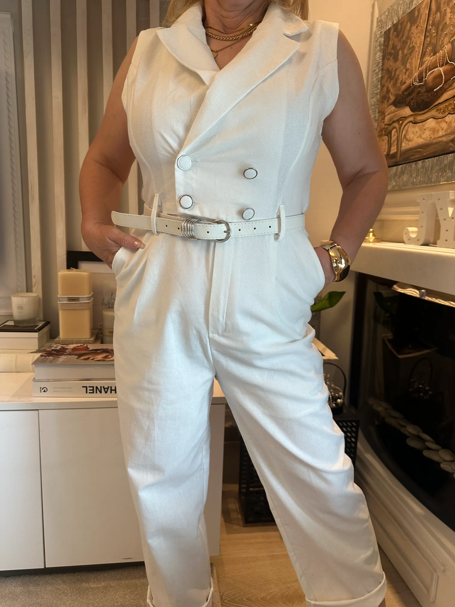 Λευκή Ολόσωμη Φόρμα με Κουμπάκια και Ζώνη