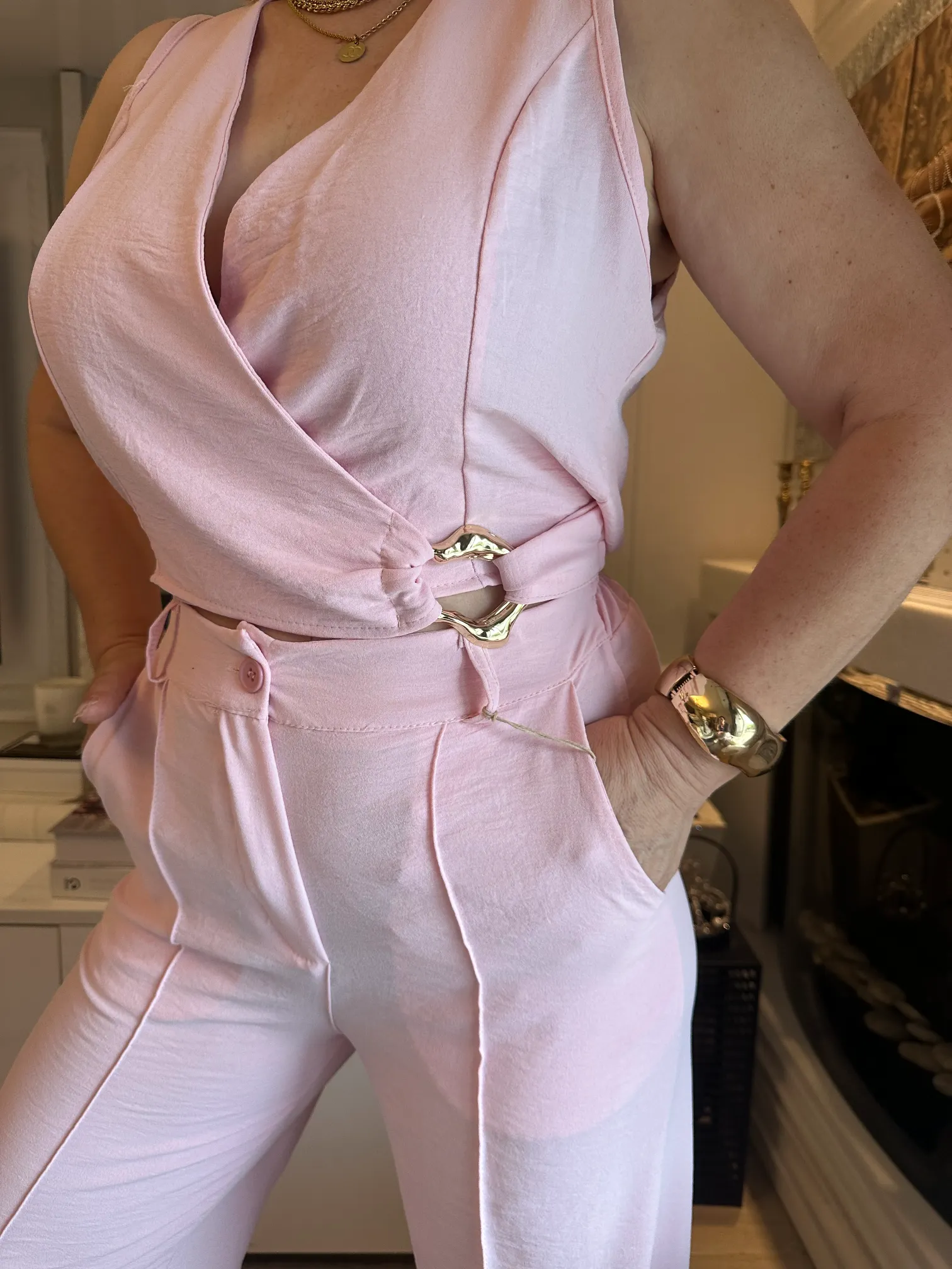 ρόζ σέτ τοπ με παντελόνα με χρυσή λεπτομέρεια