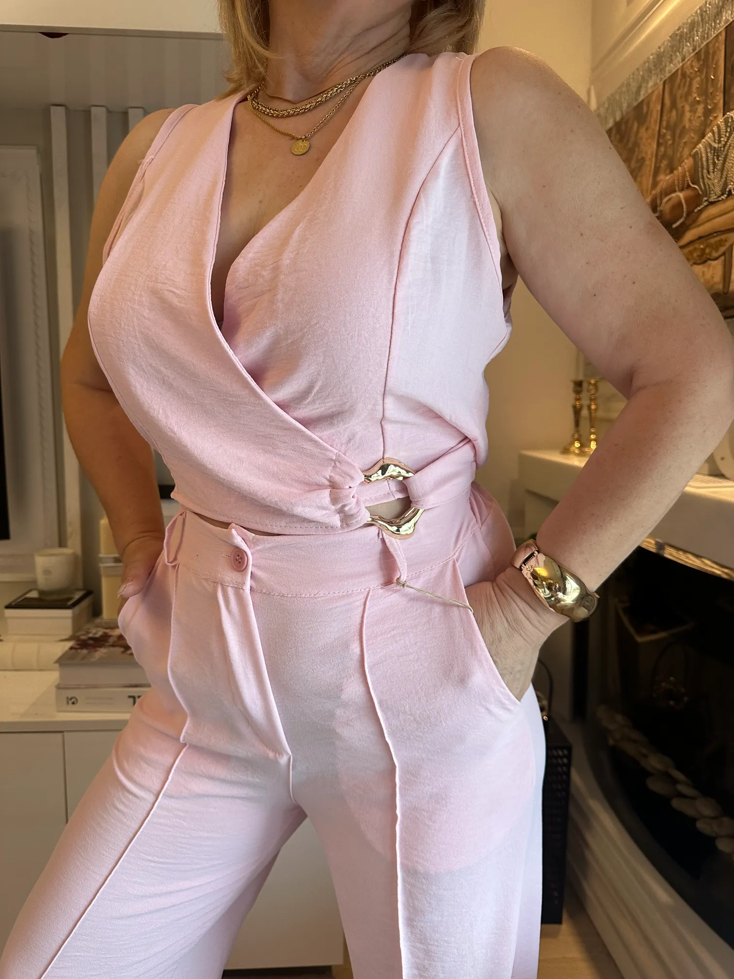 ρόζ σέτ τοπ με παντελόνα με χρυσή λεπτομέρεια