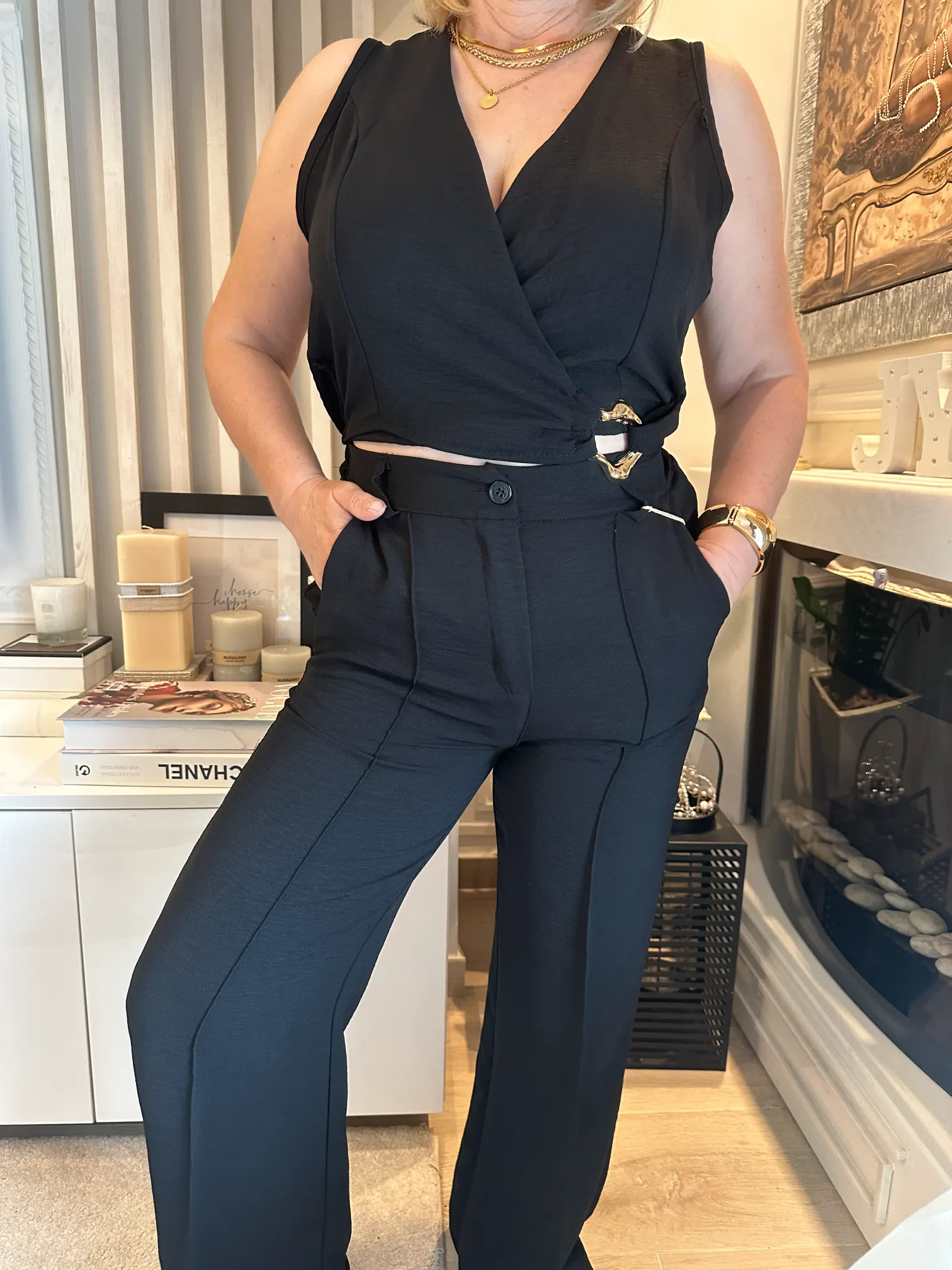 μαύρο σέτ τοπ με παντελόνα με χρυσή λεπτομέρεια