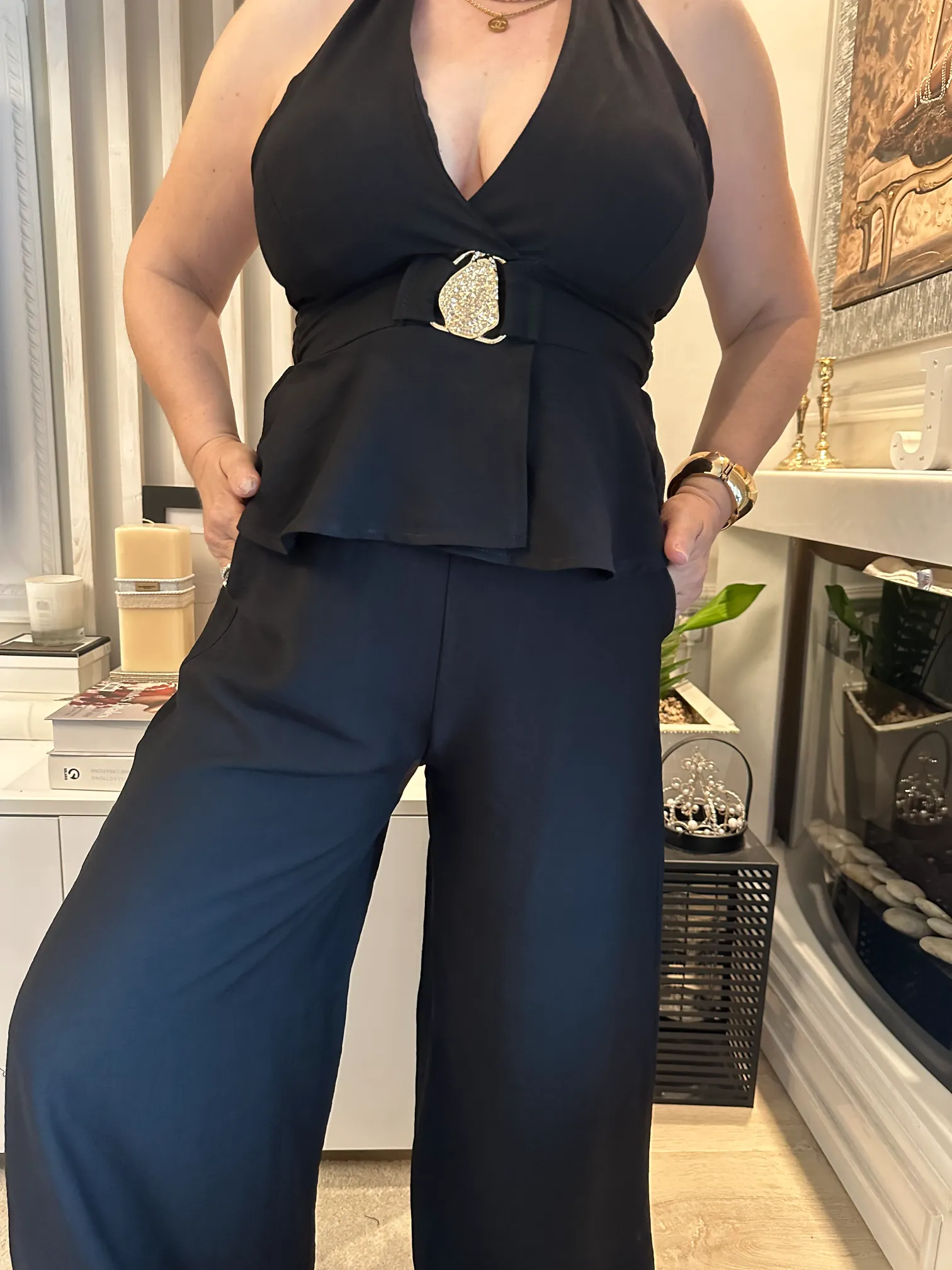 μαύρο σετ κρουαζέ με χρυσή λεπτομέρεια