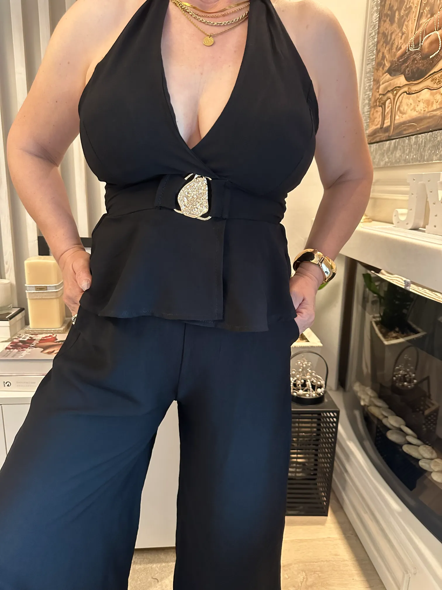 μαύρο σετ κρουαζέ με χρυσή λεπτομέρεια