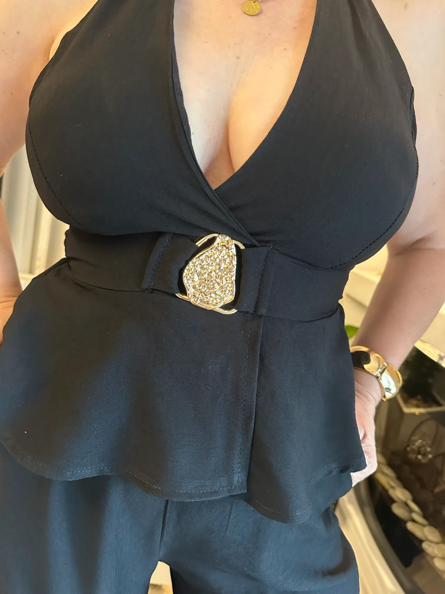 μαύρο σετ κρουαζέ με χρυσή λεπτομέρεια