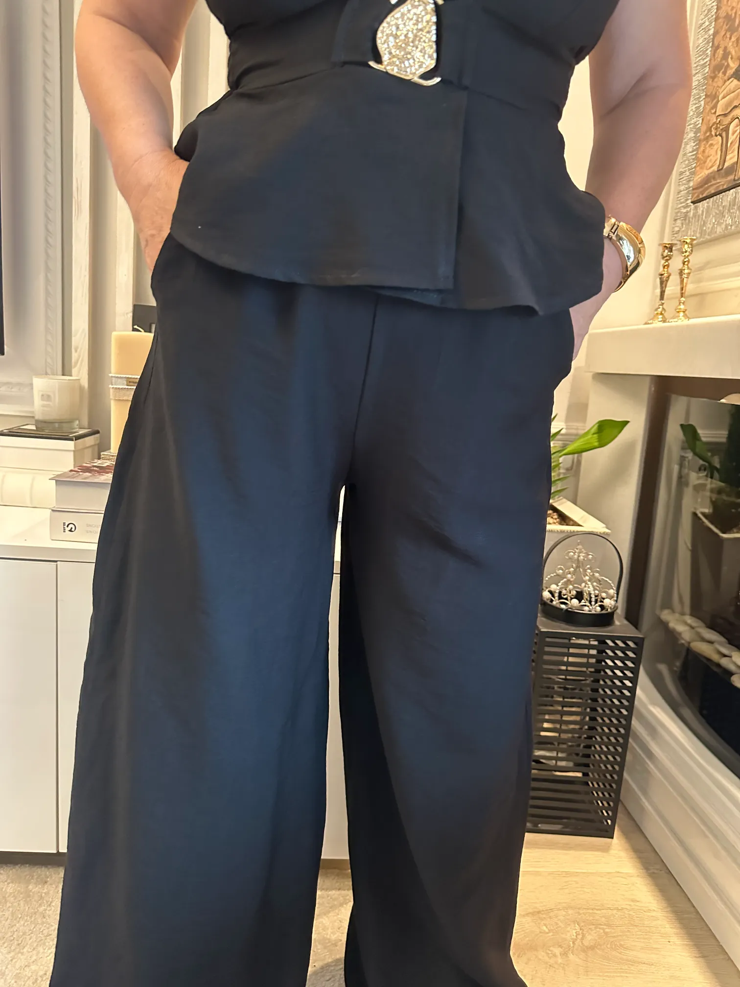 μαύρο σετ κρουαζέ με χρυσή λεπτομέρεια