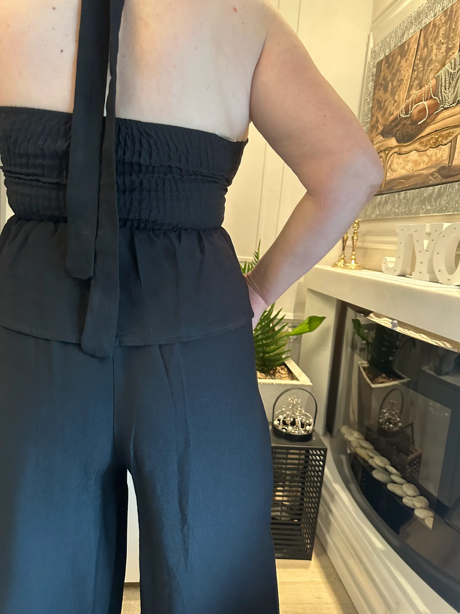 μαύρο σετ κρουαζέ με χρυσή λεπτομέρεια