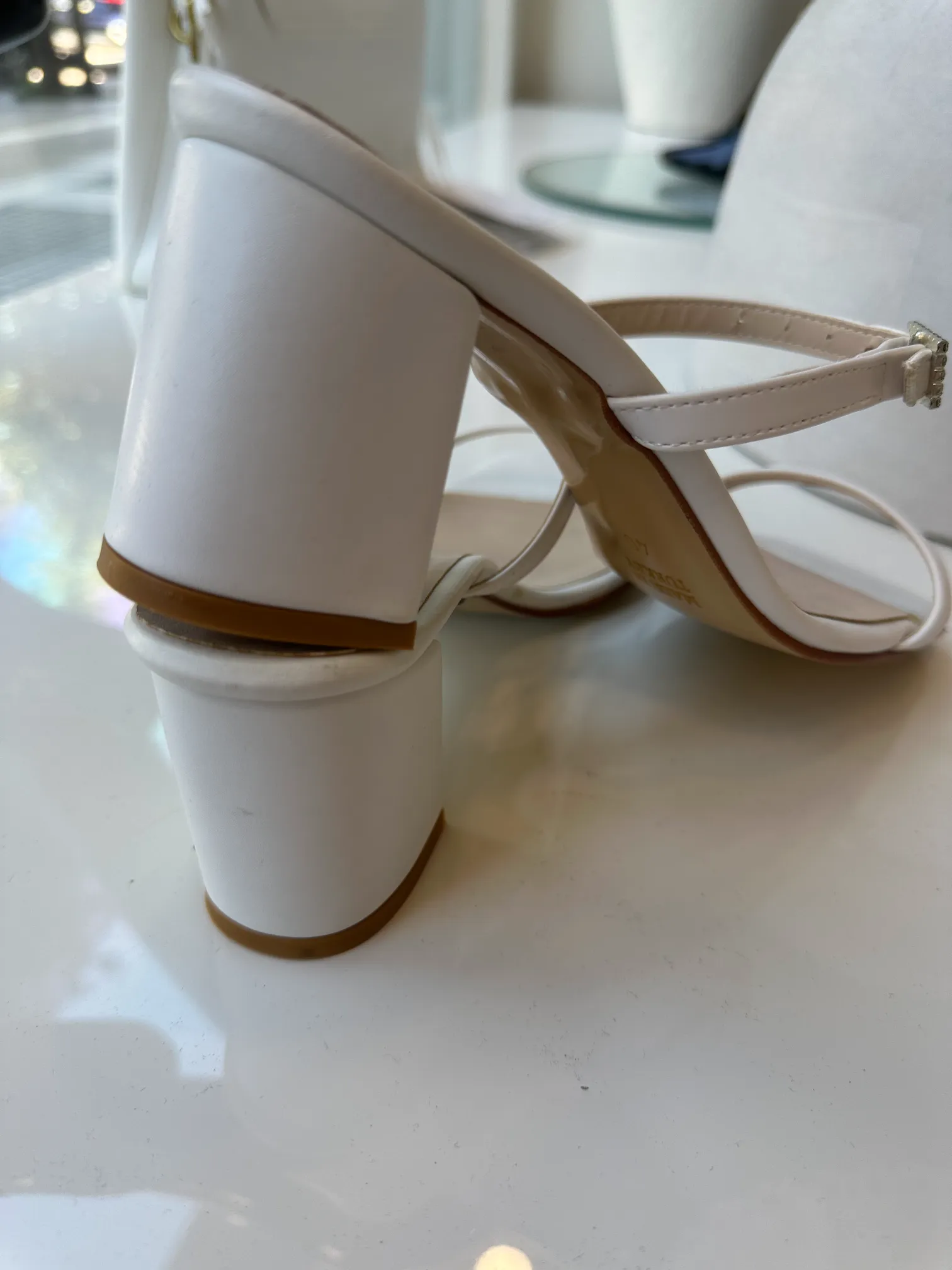 λευκά mules με ασημί τόκα