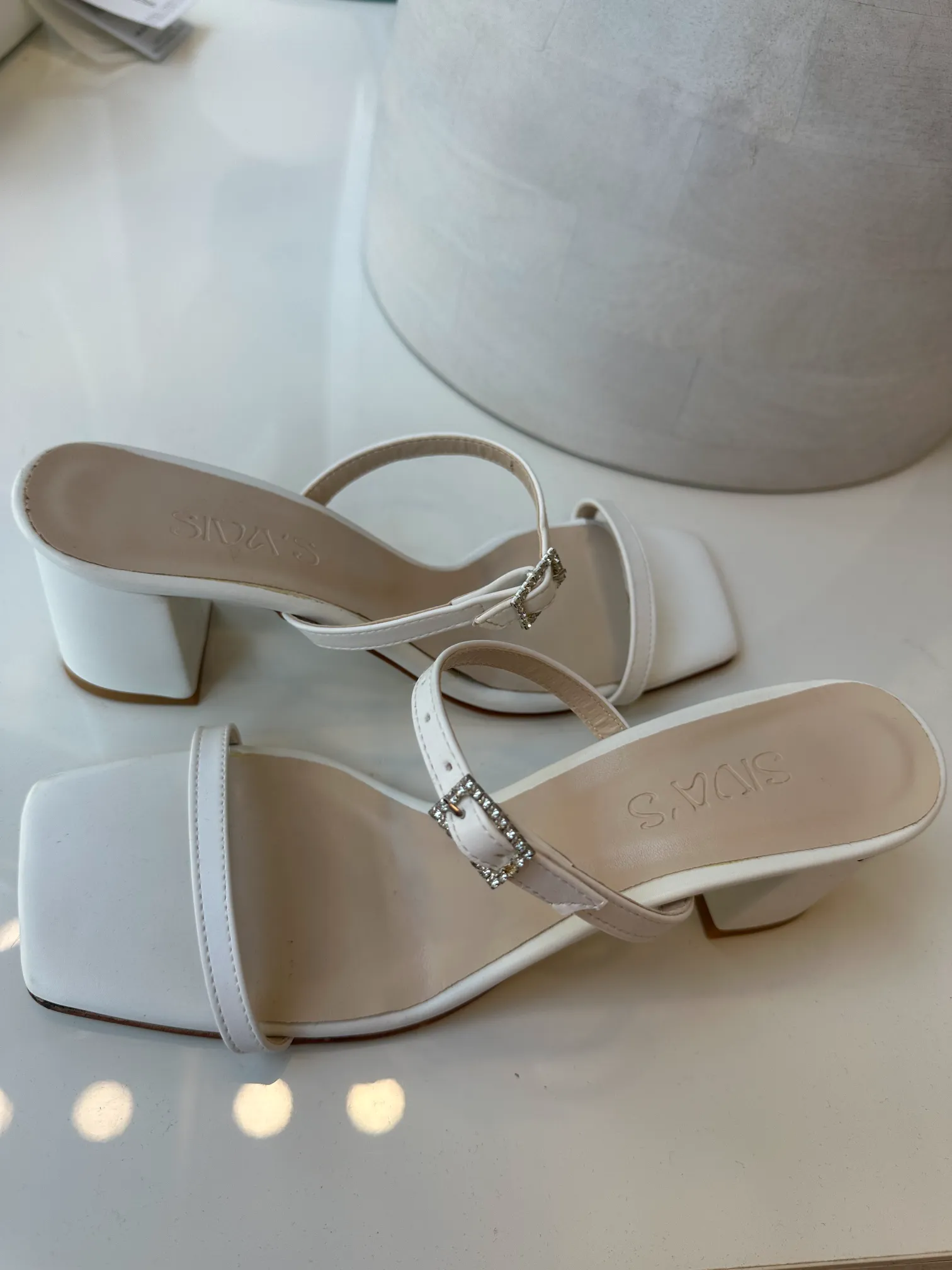 λευκά mules με ασημί τόκα