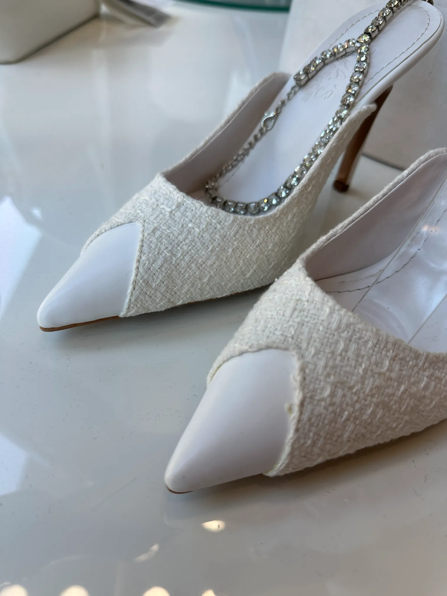 μυτερά λευκά mules με λεπτομέρεια λουράκι στράς