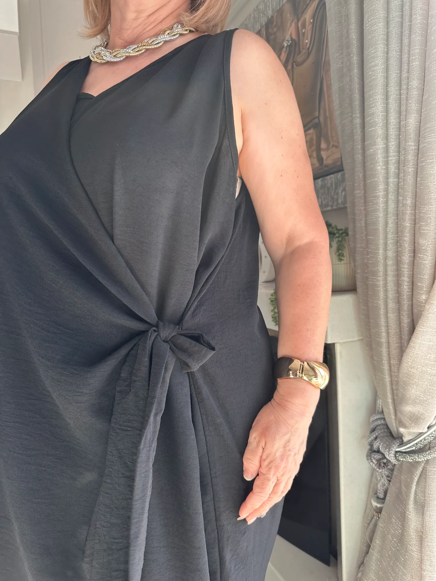 μαύρη ολόσωμη φόρμα με χιαστί δέσιμο