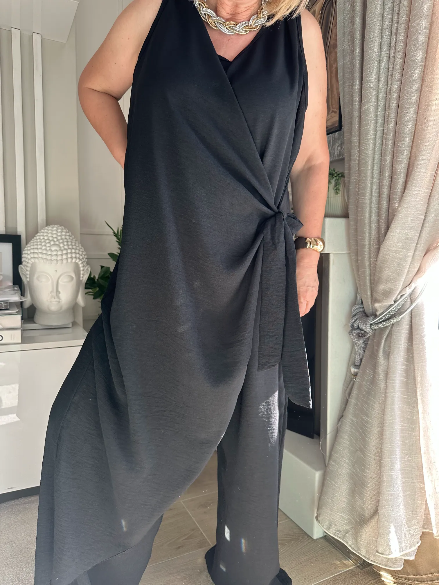 μαύρη ολόσωμη φόρμα με χιαστί δέσιμο