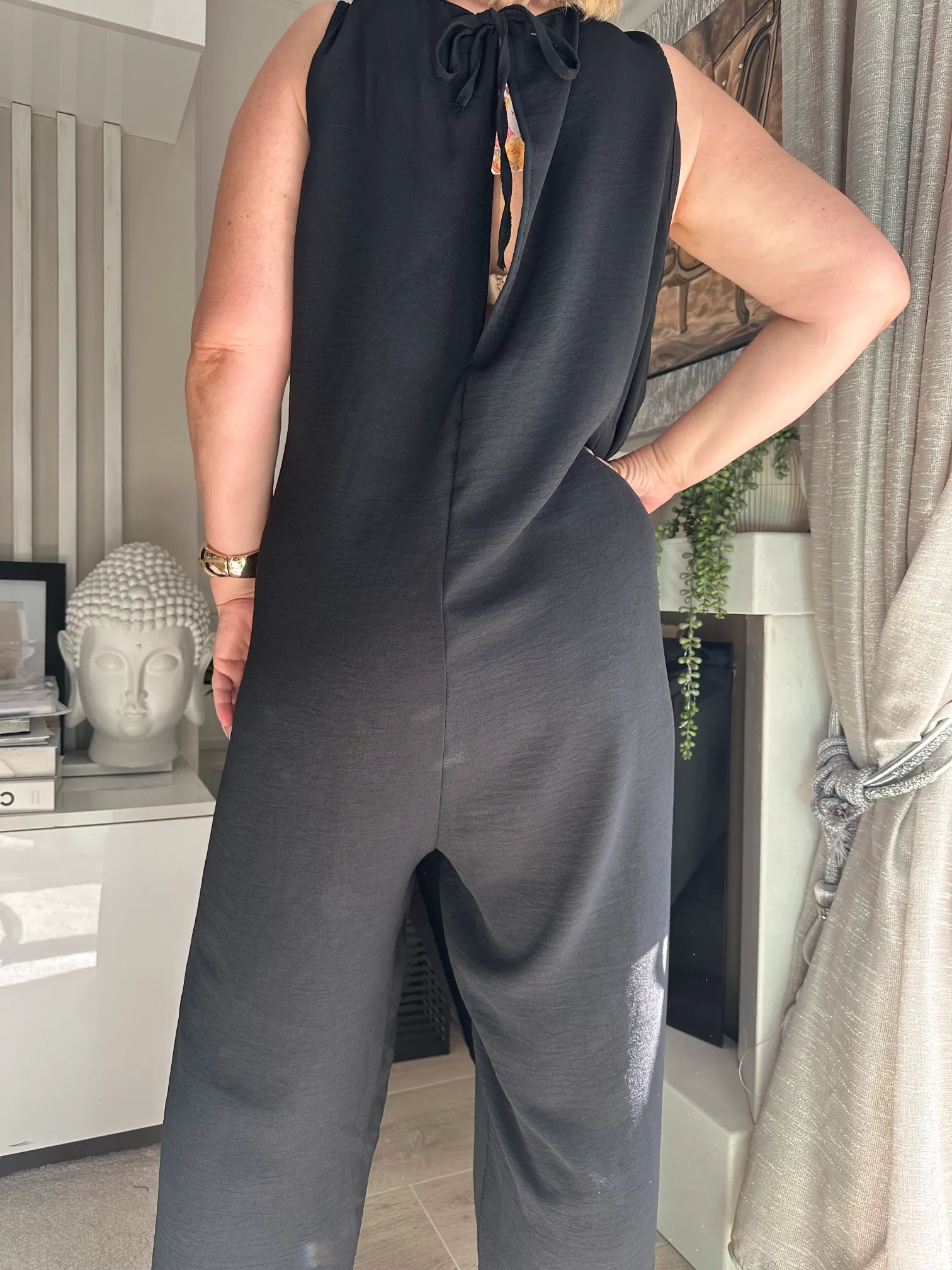 μαύρη ολόσωμη φόρμα με χιαστί δέσιμο