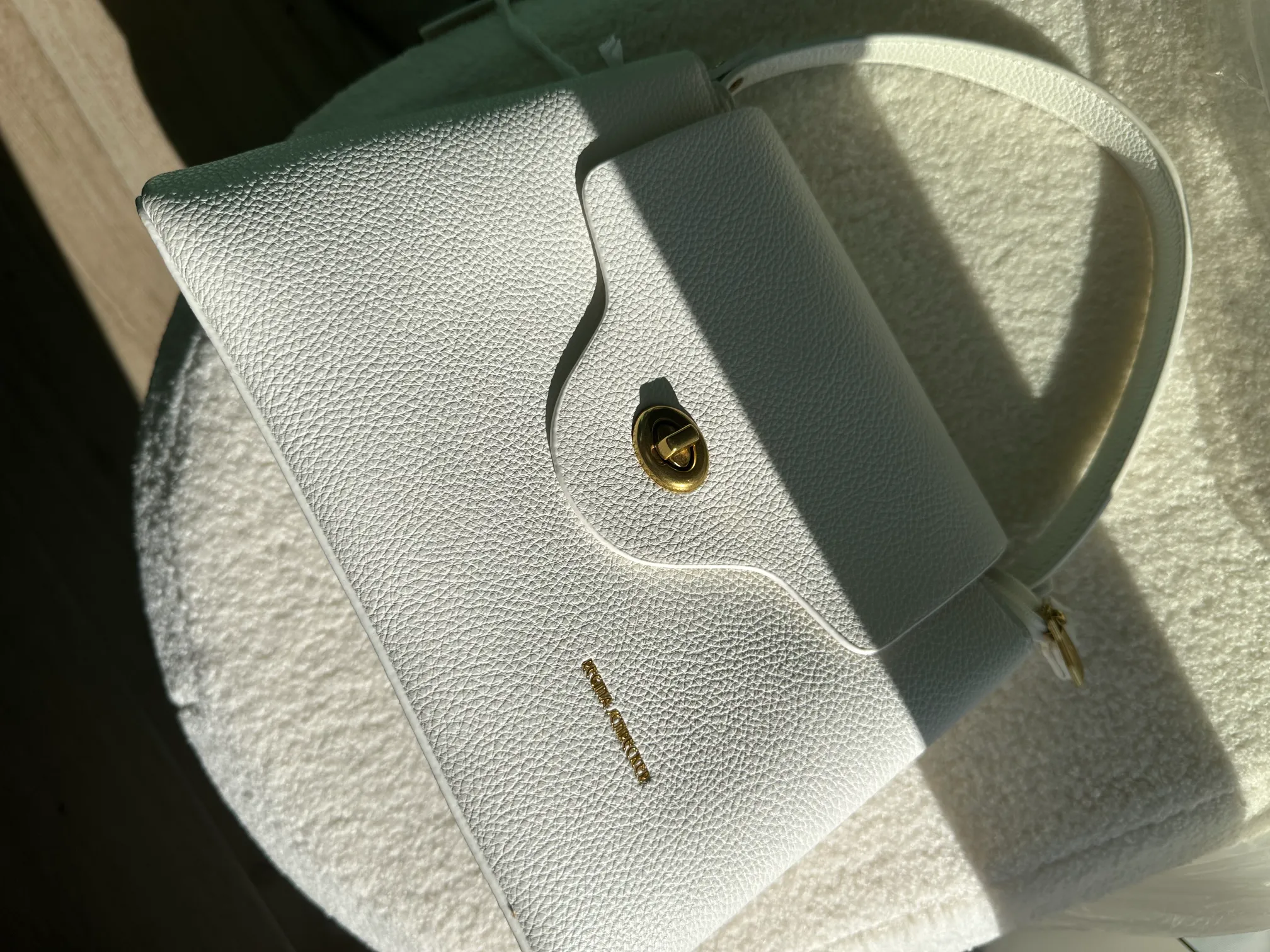 λευκή τσάντα με χερούλι και χρυσή λεπτομέρεια