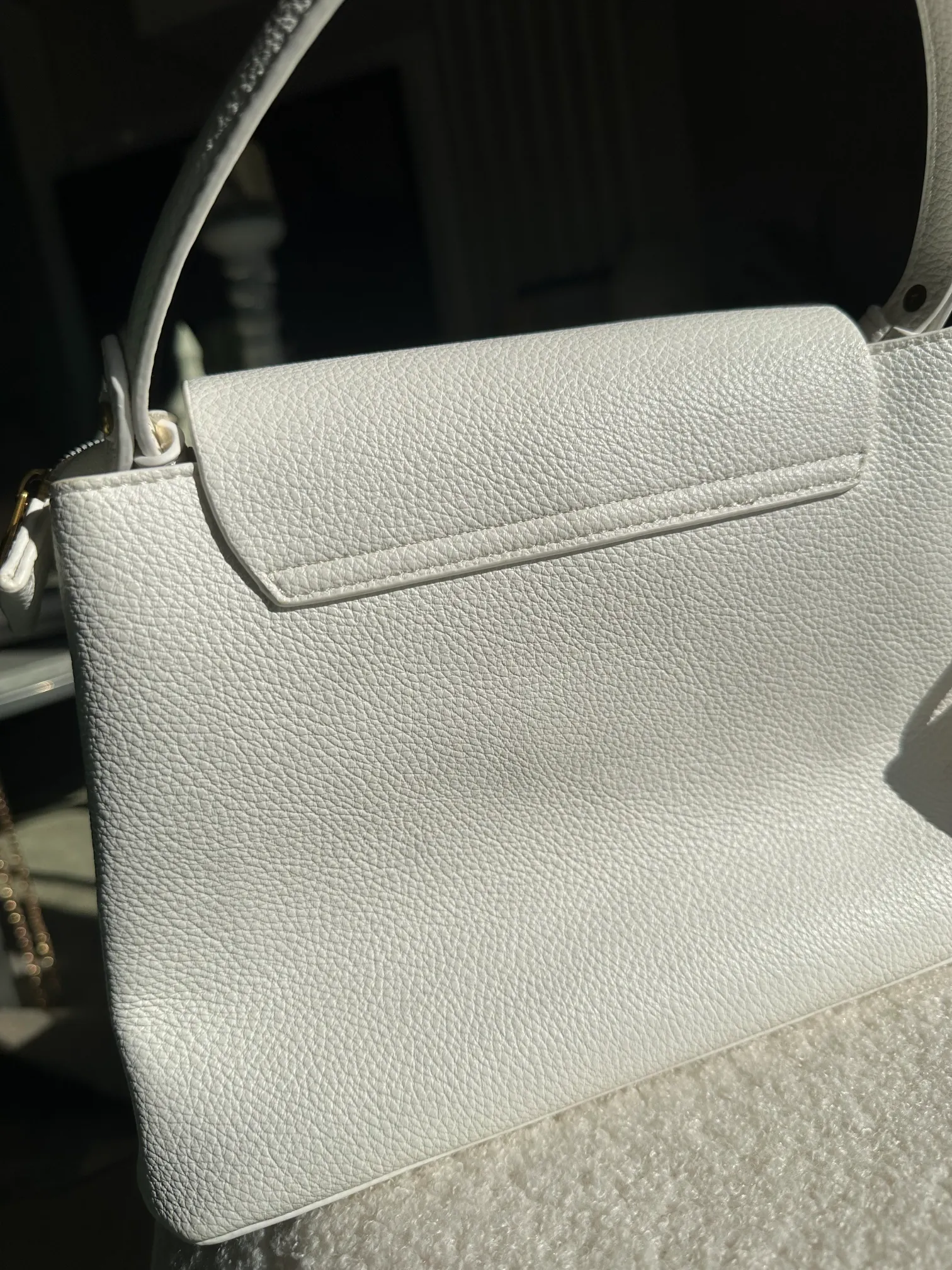 λευκή τσάντα με χερούλι και χρυσή λεπτομέρεια