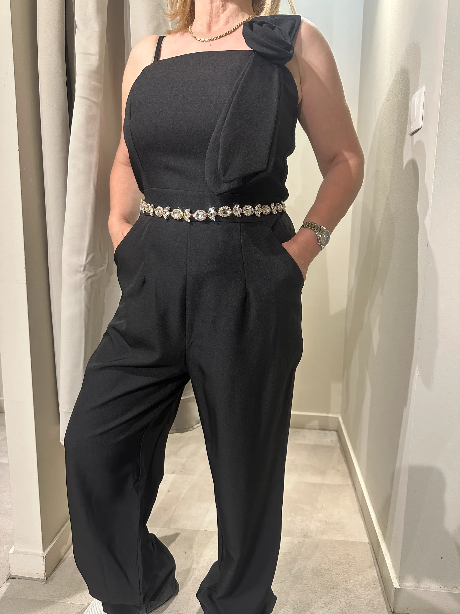 Ολόσωμη Μαύρη Φόρμα με Τριαντάφυλλο στον ώμο