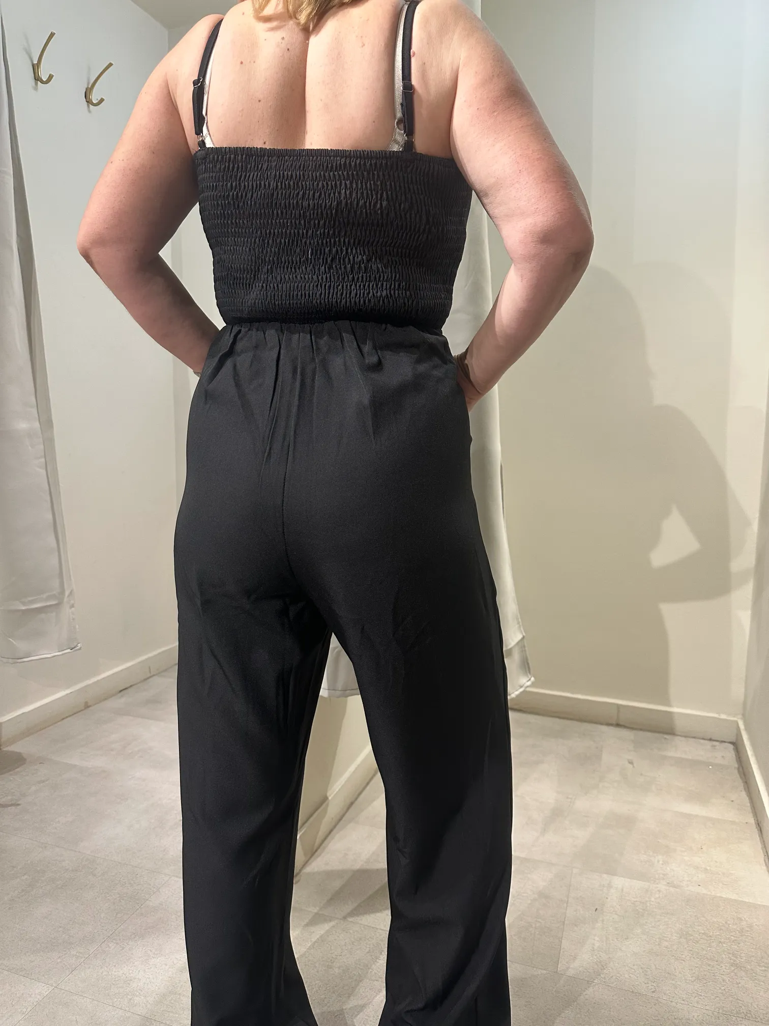 Ολόσωμη Μαύρη Φόρμα με Τριαντάφυλλο στον ώμο