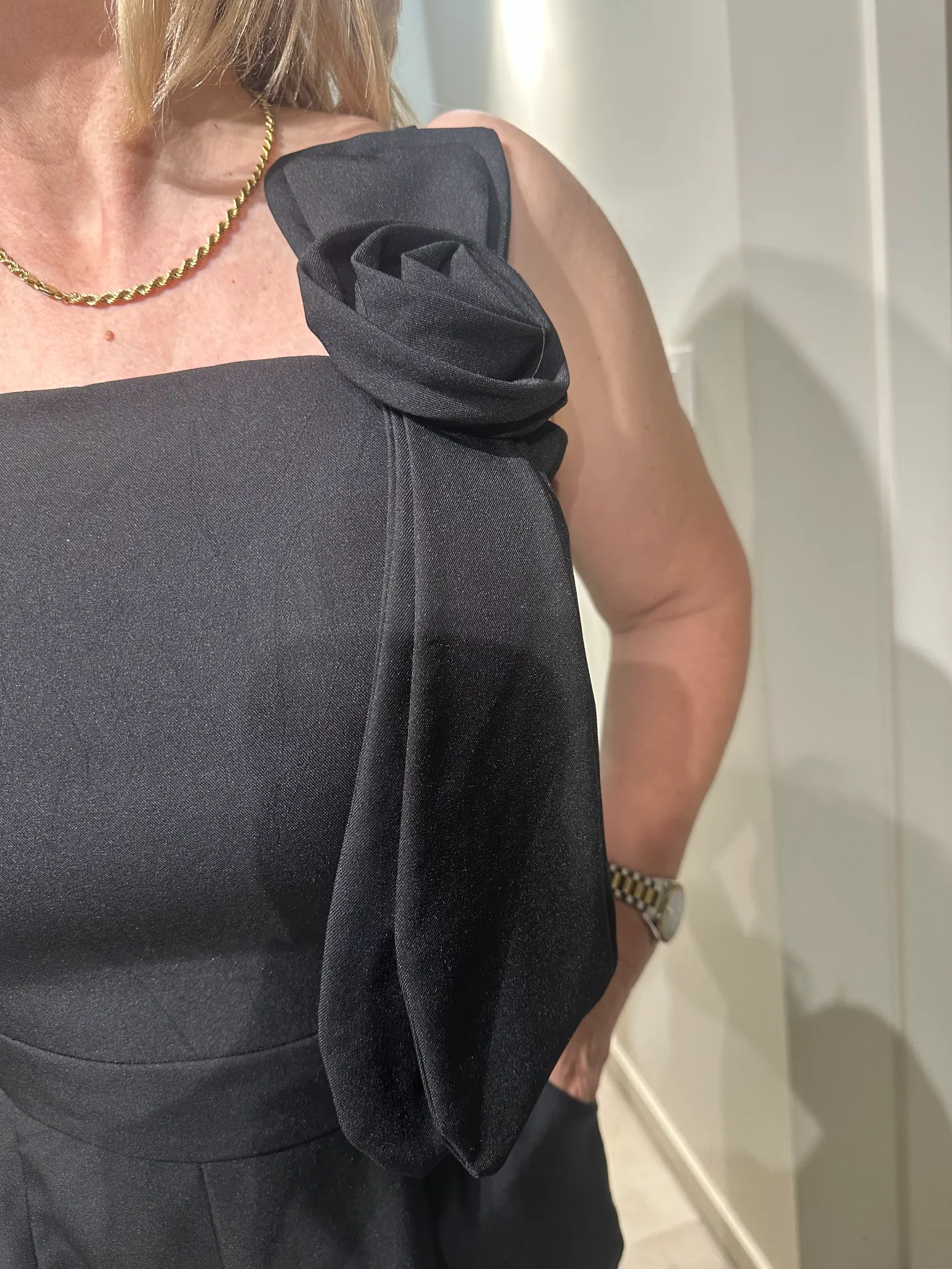 Ολόσωμη Μαύρη Φόρμα με Τριαντάφυλλο στον ώμο