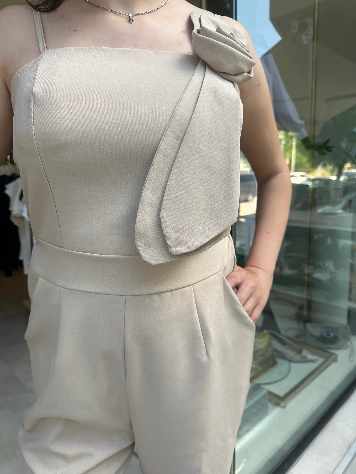 Ολόσωμη Μπεζ Φόρμα με Τριαντάφυλλο στον ώμο