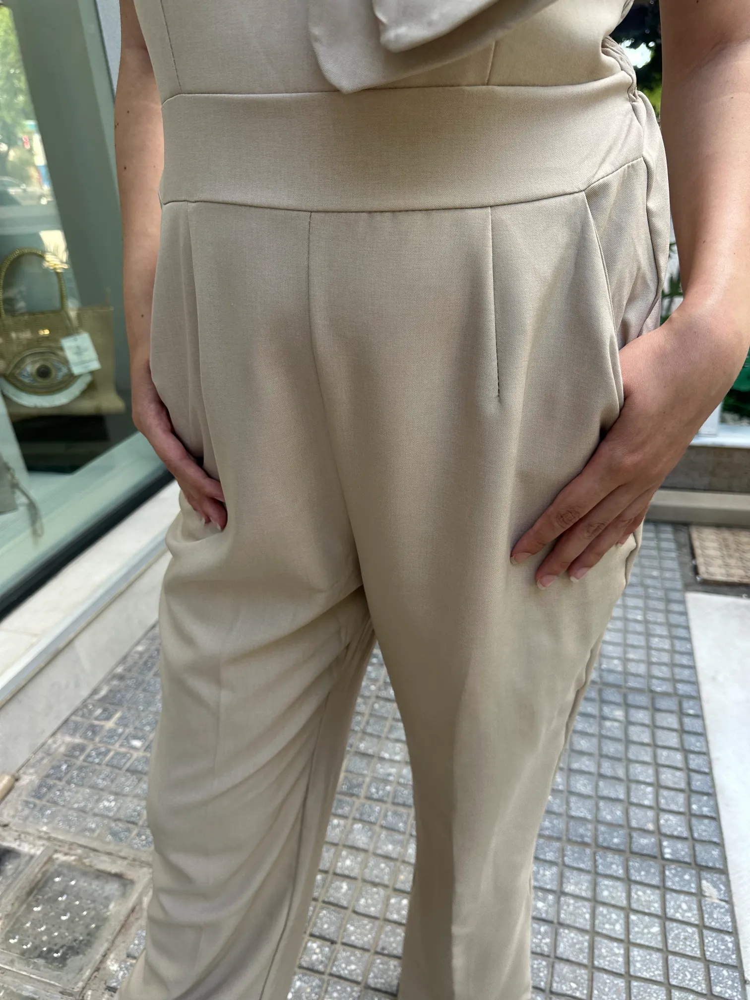 Ολόσωμη Μπεζ Φόρμα με Τριαντάφυλλο στον ώμο