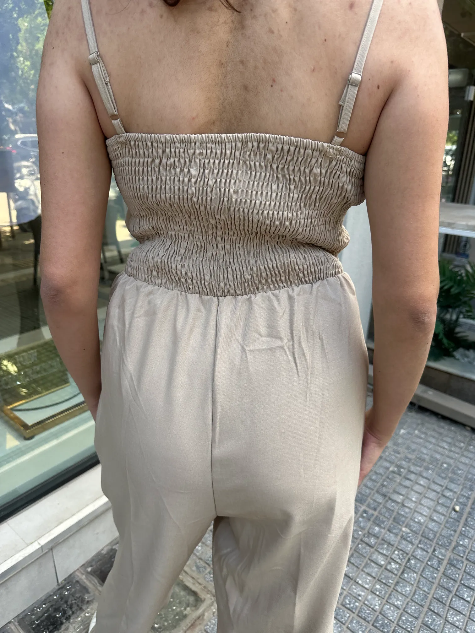 Ολόσωμη Μπεζ Φόρμα με Τριαντάφυλλο στον ώμο