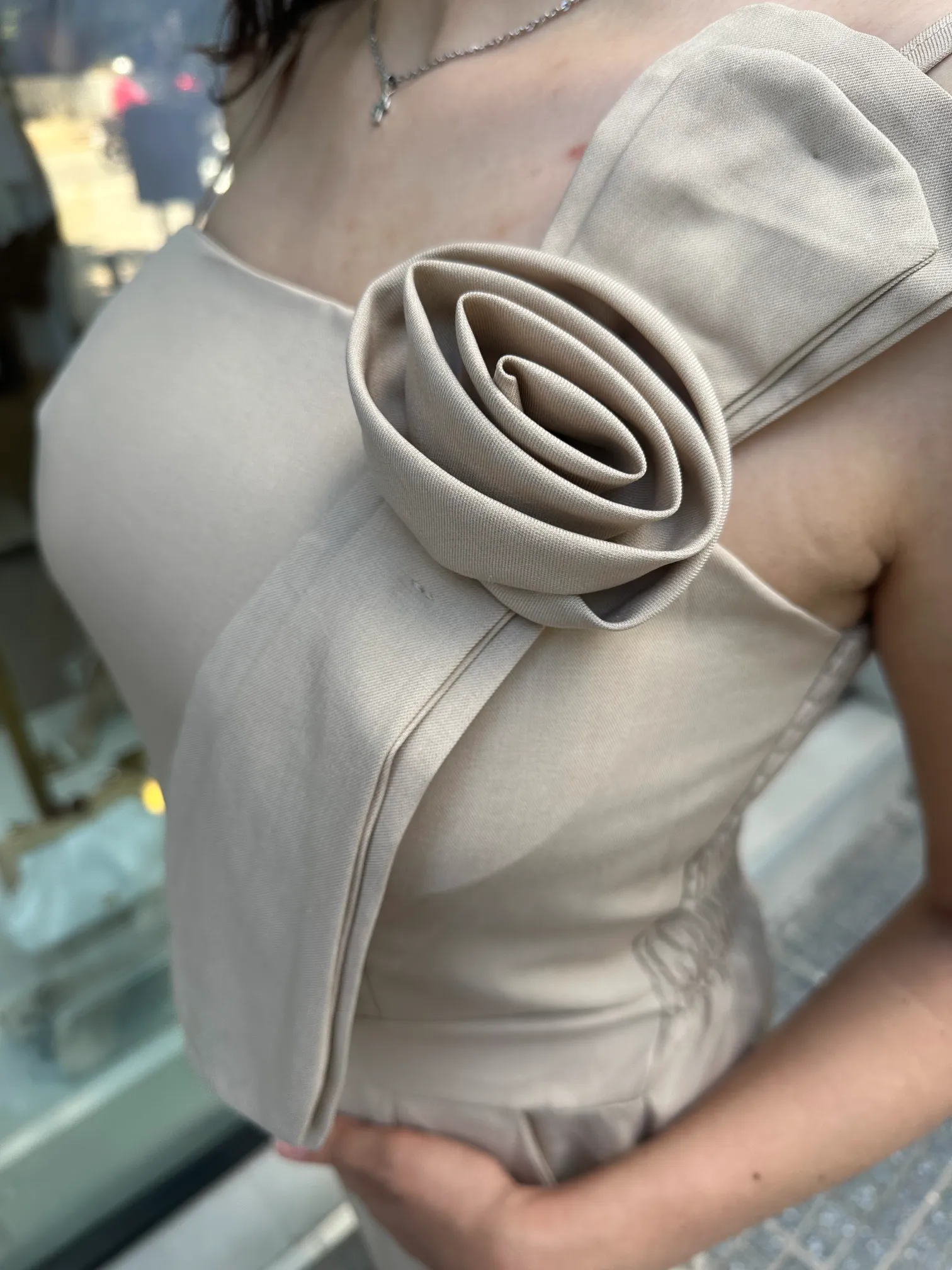 Ολόσωμη Μπεζ Φόρμα με Τριαντάφυλλο στον ώμο