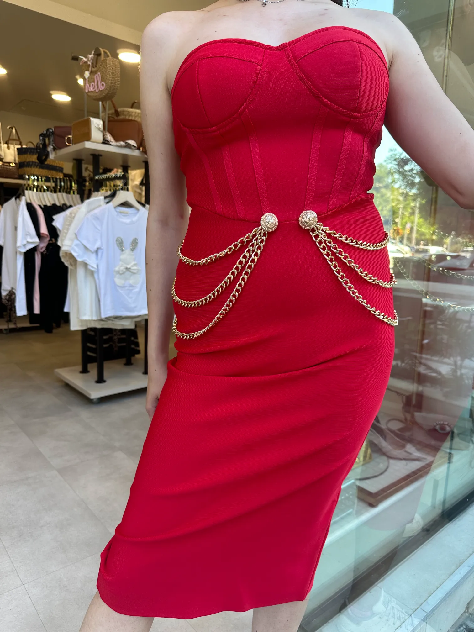 Μίντι Κόκκινο Στράπλες Φόρεμα Με Διακοσμητικές Αλυσίδες