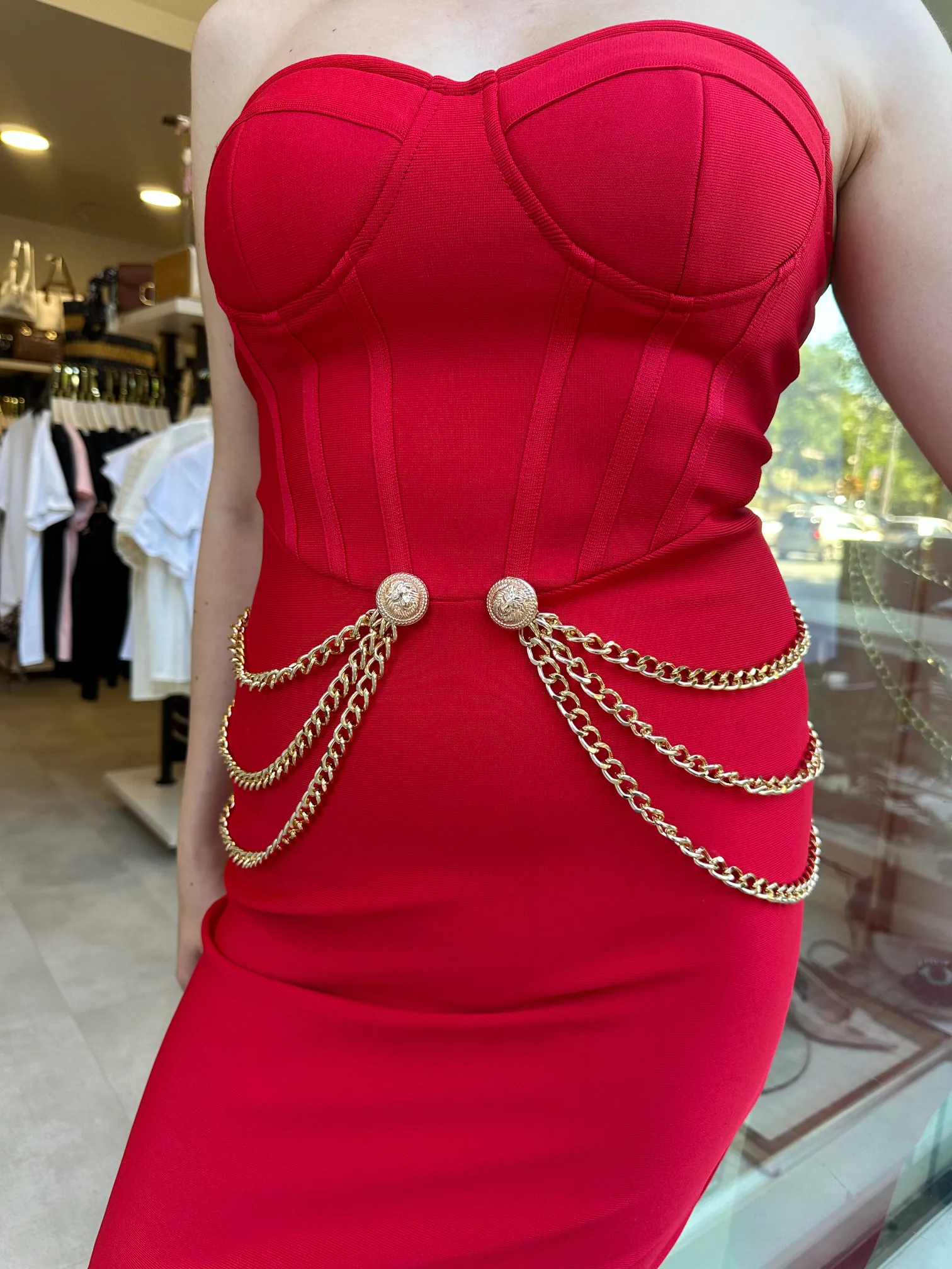 Μίντι Κόκκινο Στράπλες Φόρεμα Με Διακοσμητικές Αλυσίδες