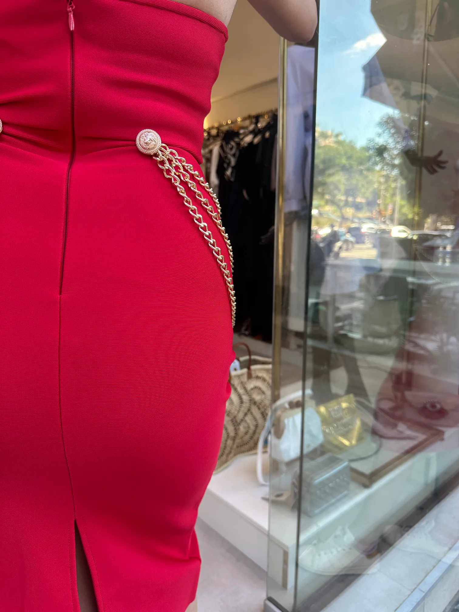 Μίντι Κόκκινο Στράπλες Φόρεμα Με Διακοσμητικές Αλυσίδες