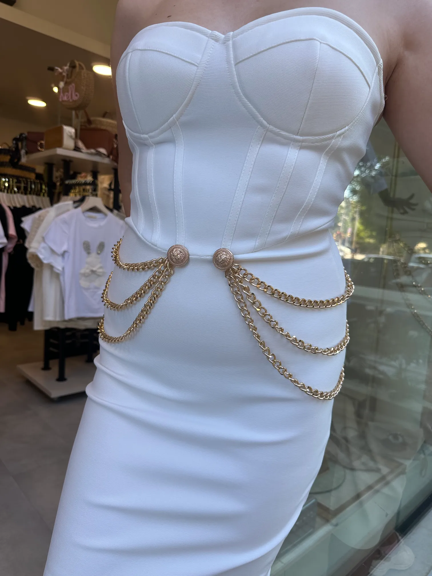 Μίντι Λευκό Στράπλες Φόρεμα Με Διακοσμητικές Αλυσίδες