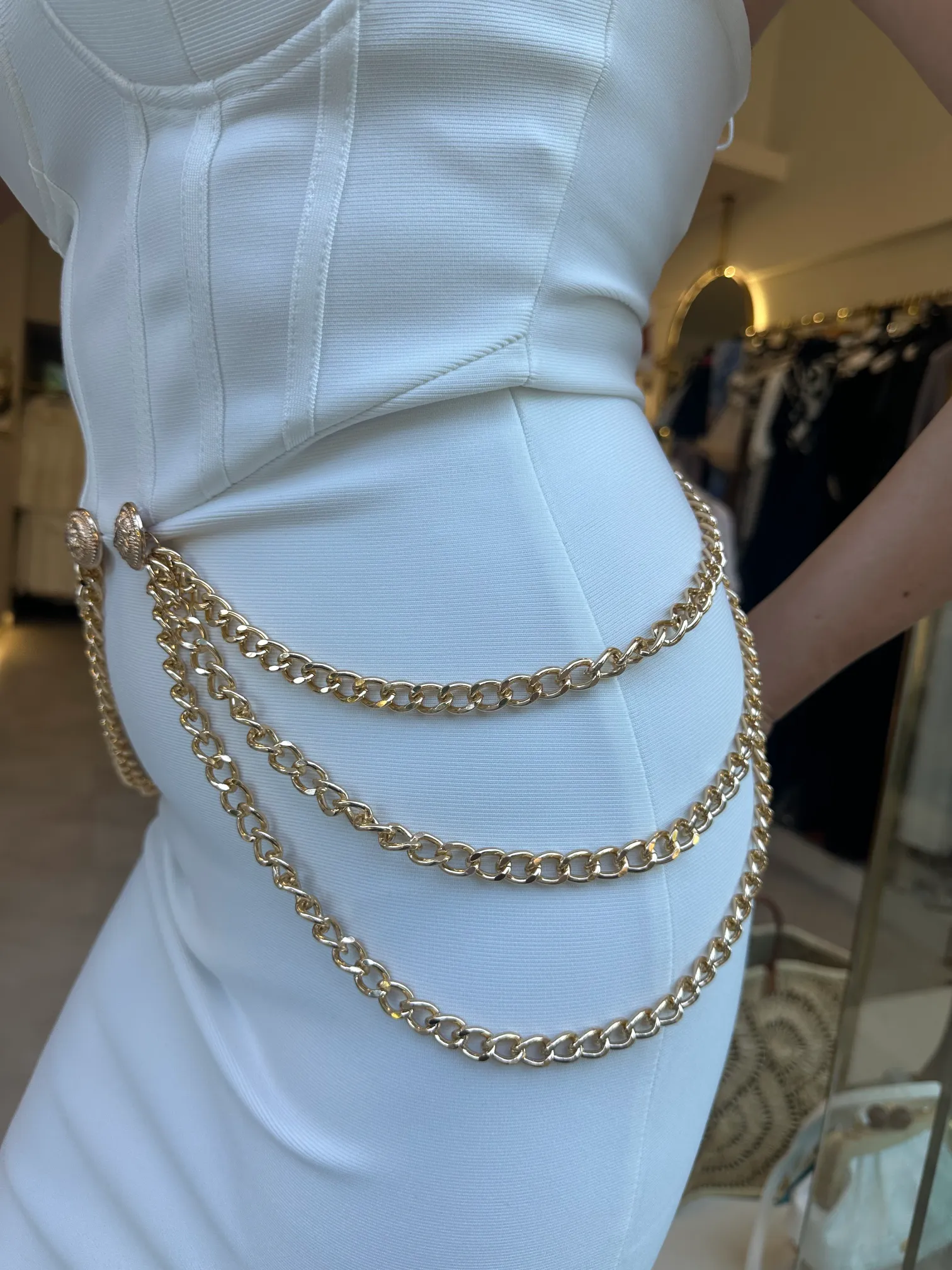 Μίντι Λευκό Στράπλες Φόρεμα Με Διακοσμητικές Αλυσίδες