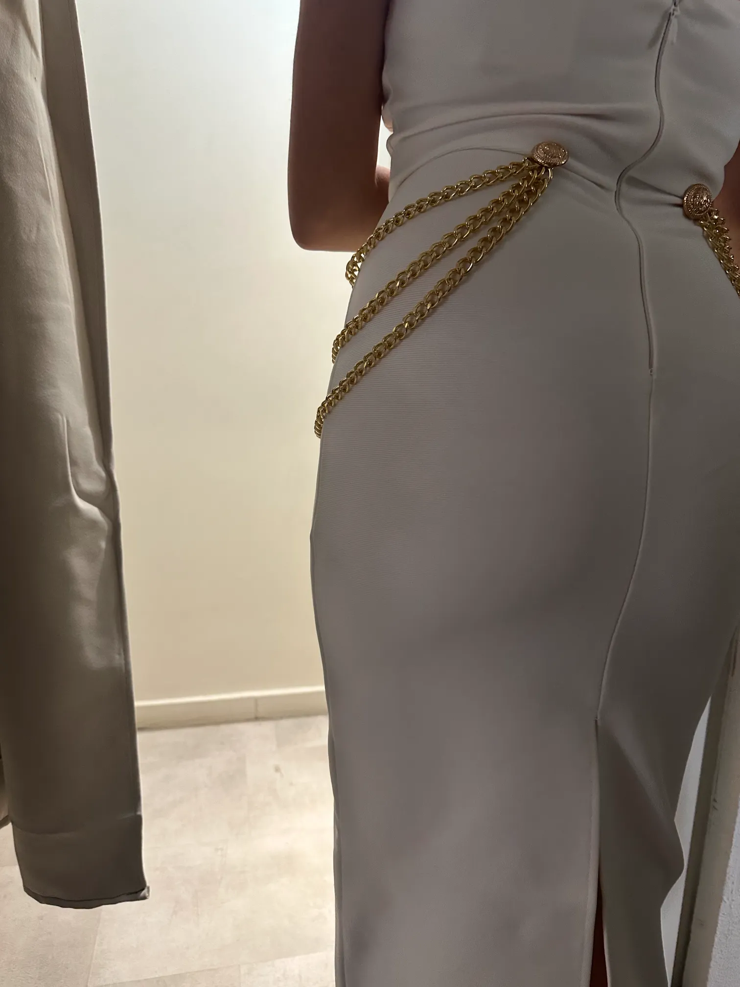 Μίντι Λευκό Στράπλες Φόρεμα Με Διακοσμητικές Αλυσίδες