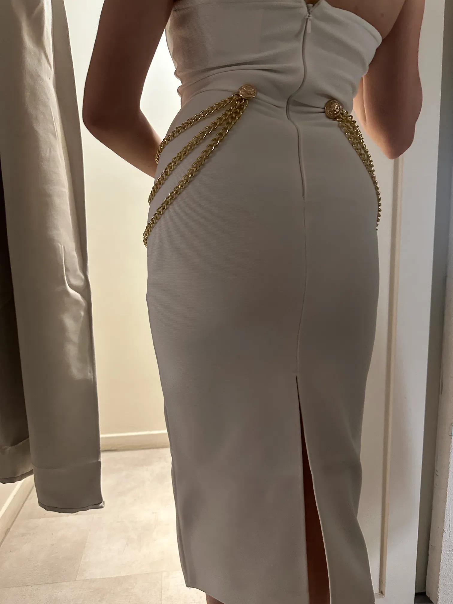 Μίντι Λευκό Στράπλες Φόρεμα Με Διακοσμητικές Αλυσίδες