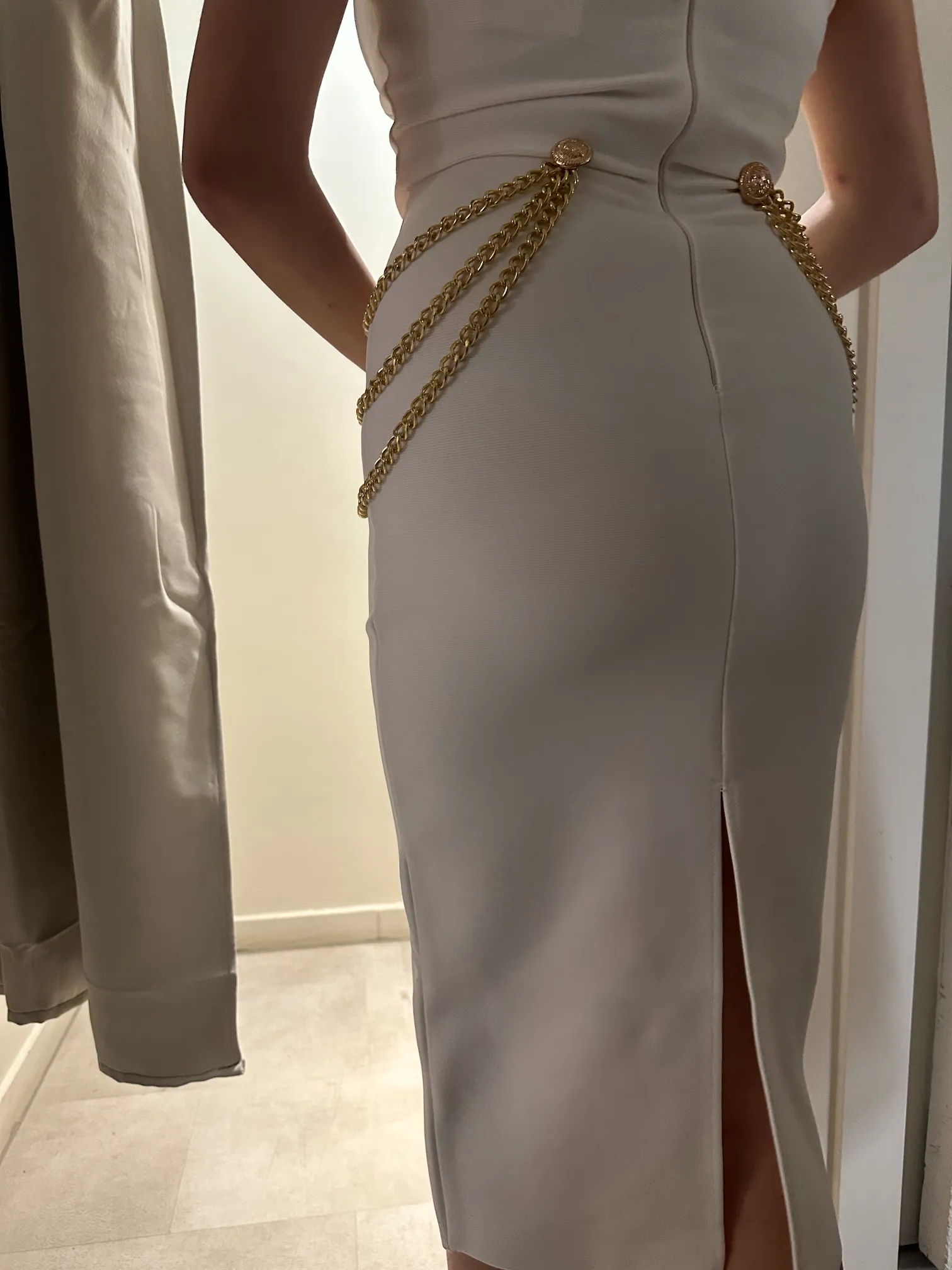 Μίντι Λευκό Στράπλες Φόρεμα Με Διακοσμητικές Αλυσίδες