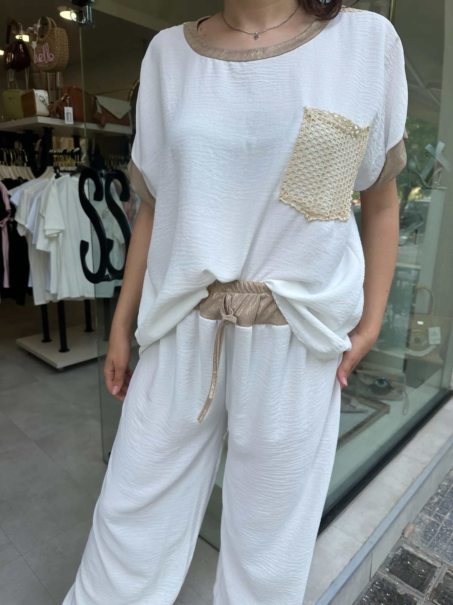 Λευκό Σετ Με Χρυσές Λεπτομέρειες