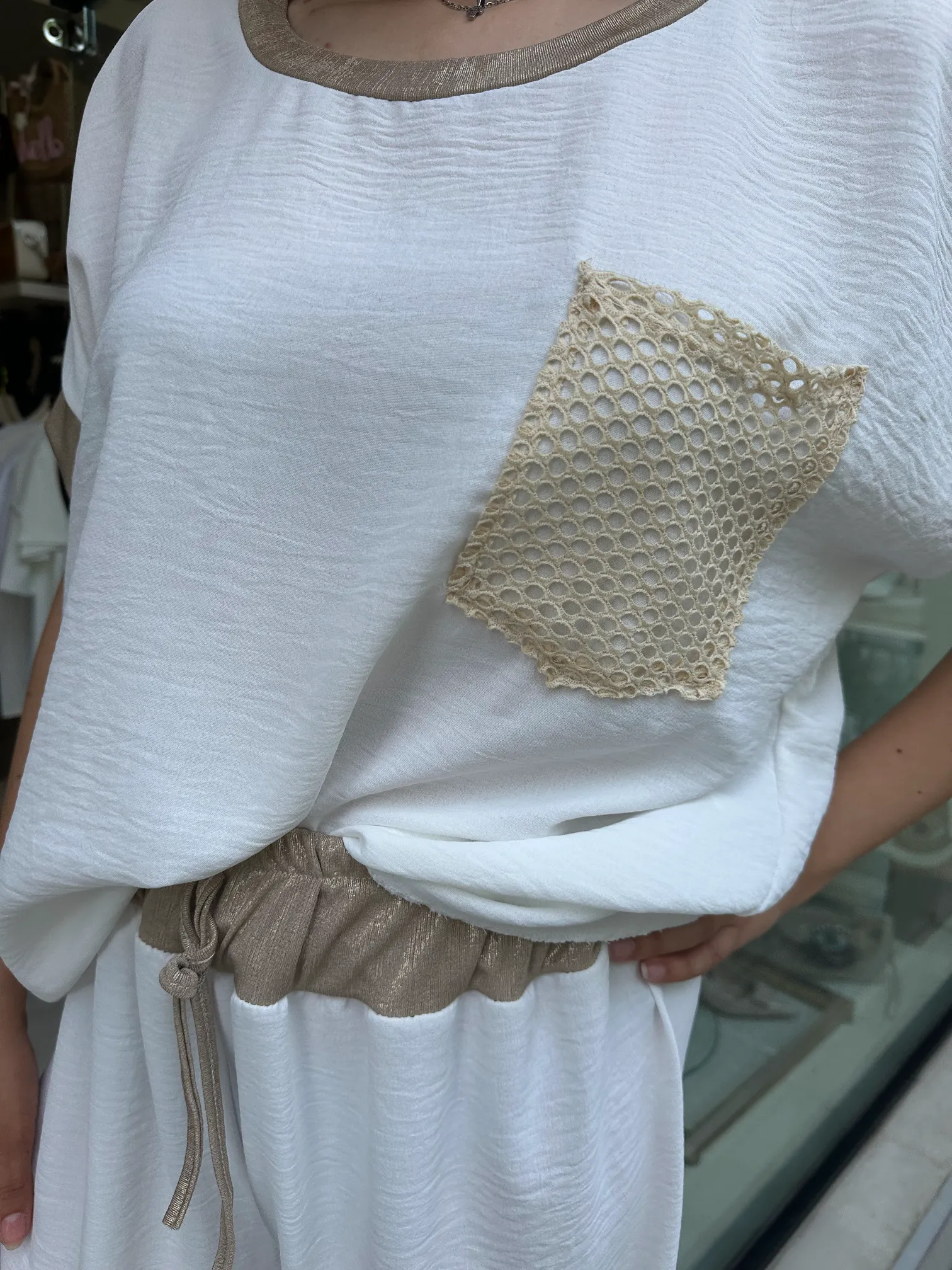 Λευκό Σετ Με Χρυσές Λεπτομέρειες