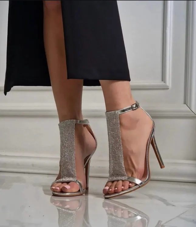 ασημί μεταλλιζέ πέδιλα με φάσα στράς