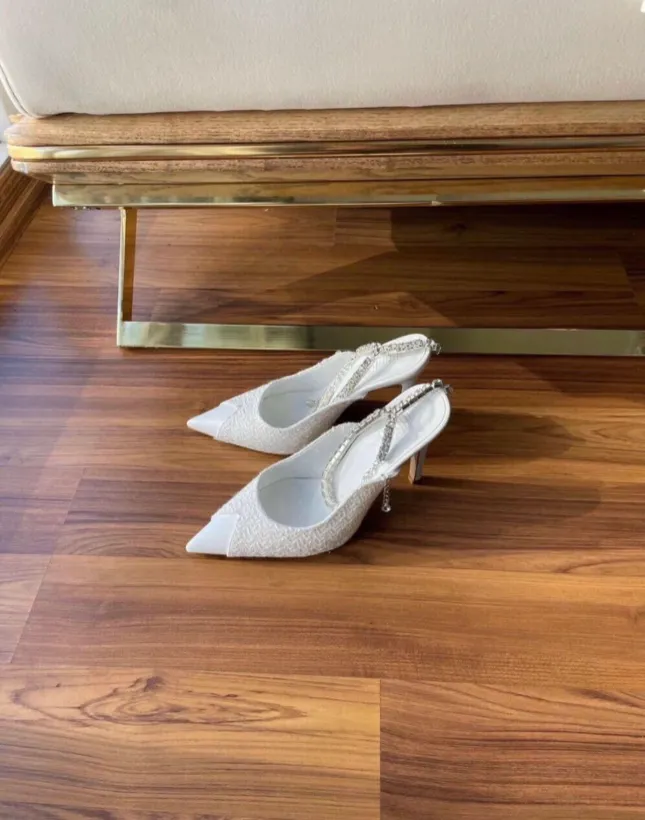 μυτερά λευκά mules με λεπτομέρεια λουράκι στράς