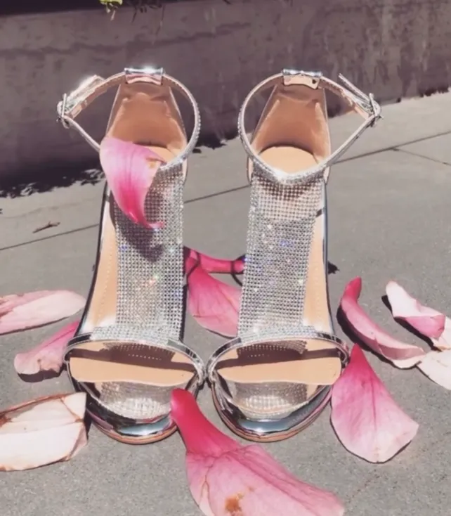 ασημί μεταλλιζέ πέδιλα με φάσα στράς