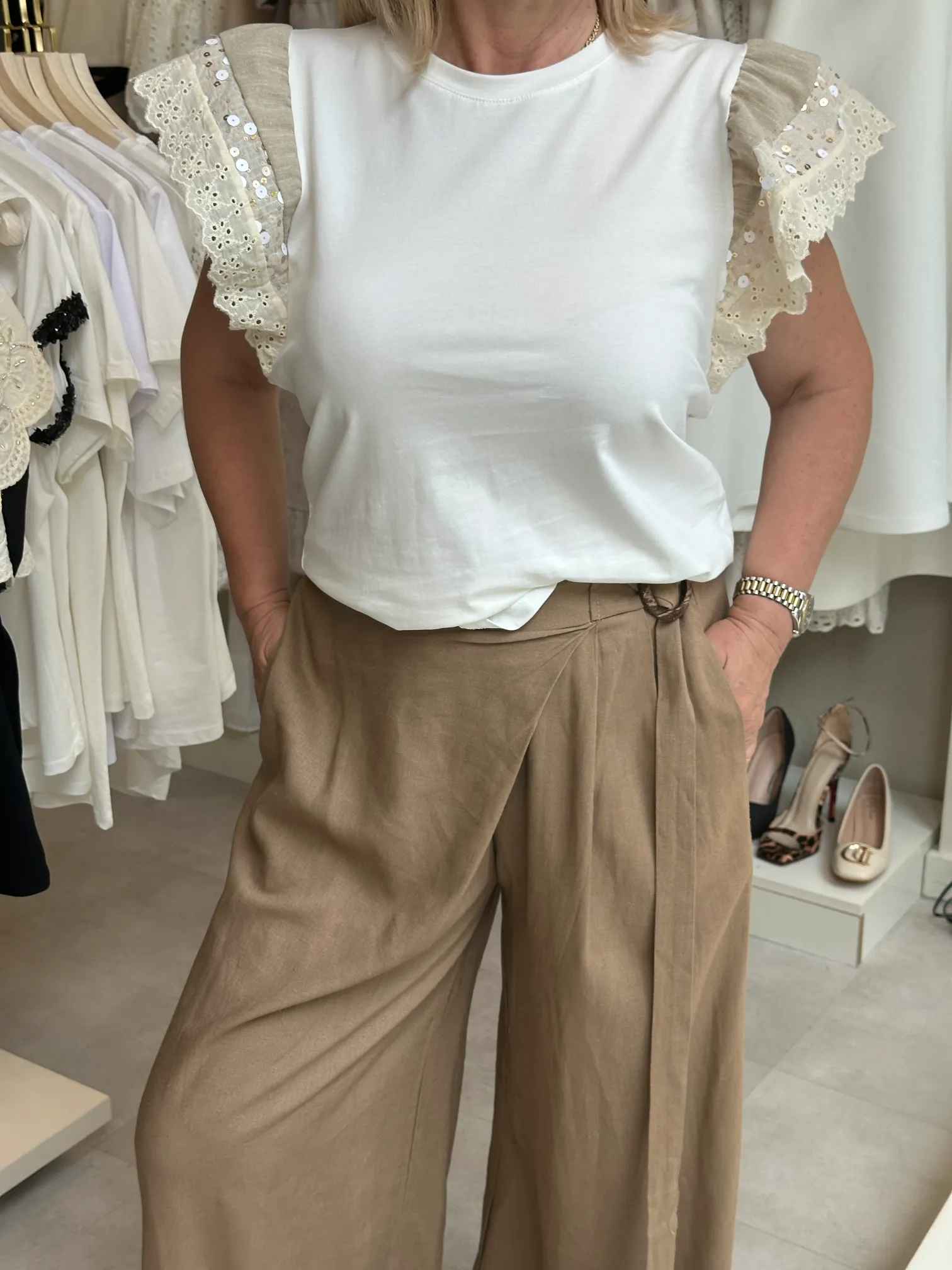 Μπεζ κοντομάνικη με πούλιες και ύφασμα