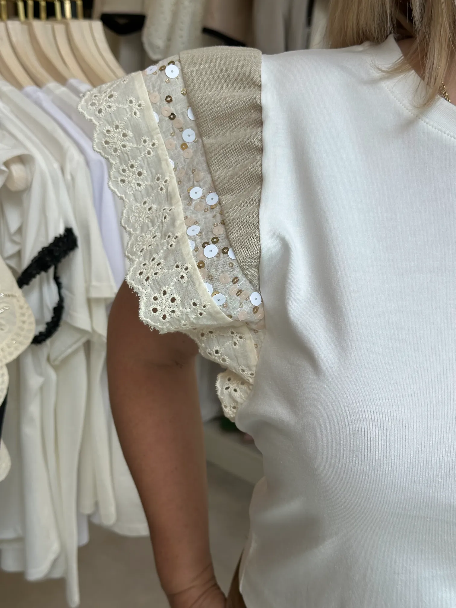 Μπεζ κοντομάνικη με πούλιες και ύφασμα