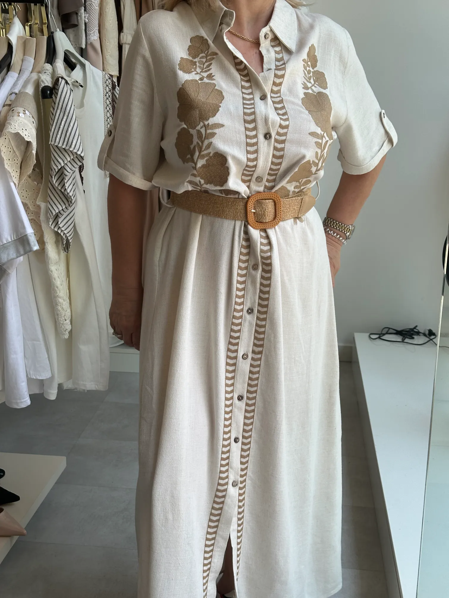 Φόρεμα μπεζ με κέντημα