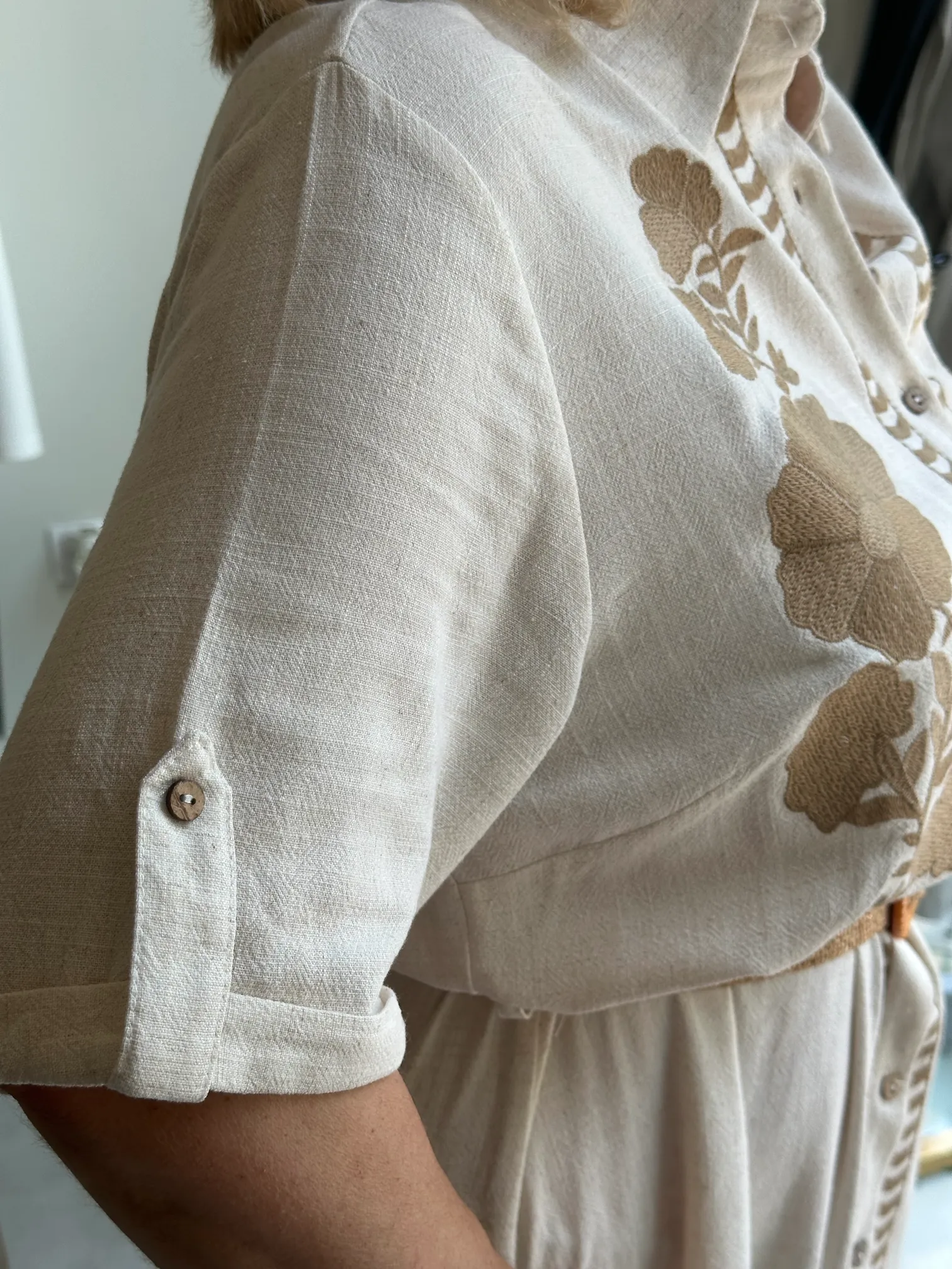 Φόρεμα μπεζ με κέντημα