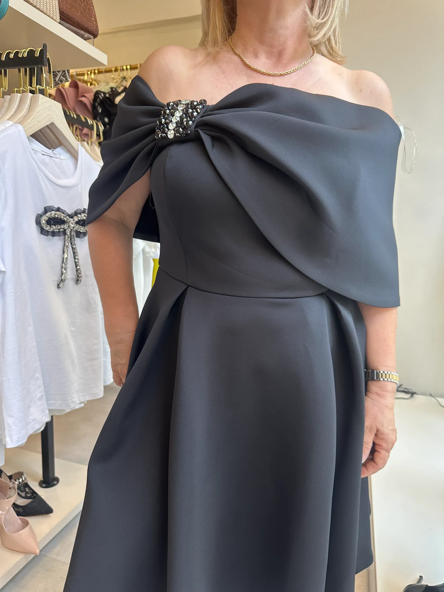 μαύρο φόρεμα με στράς