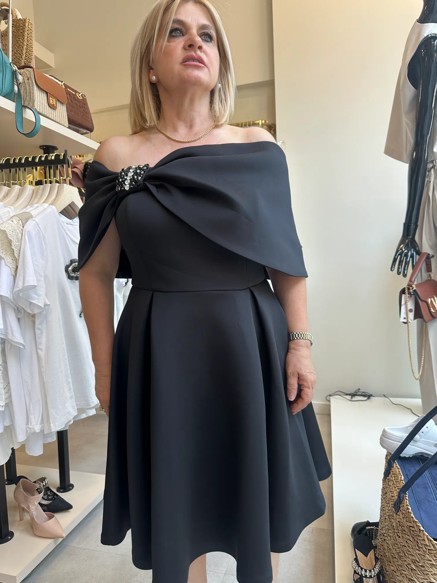 μαύρο φόρεμα με στράς