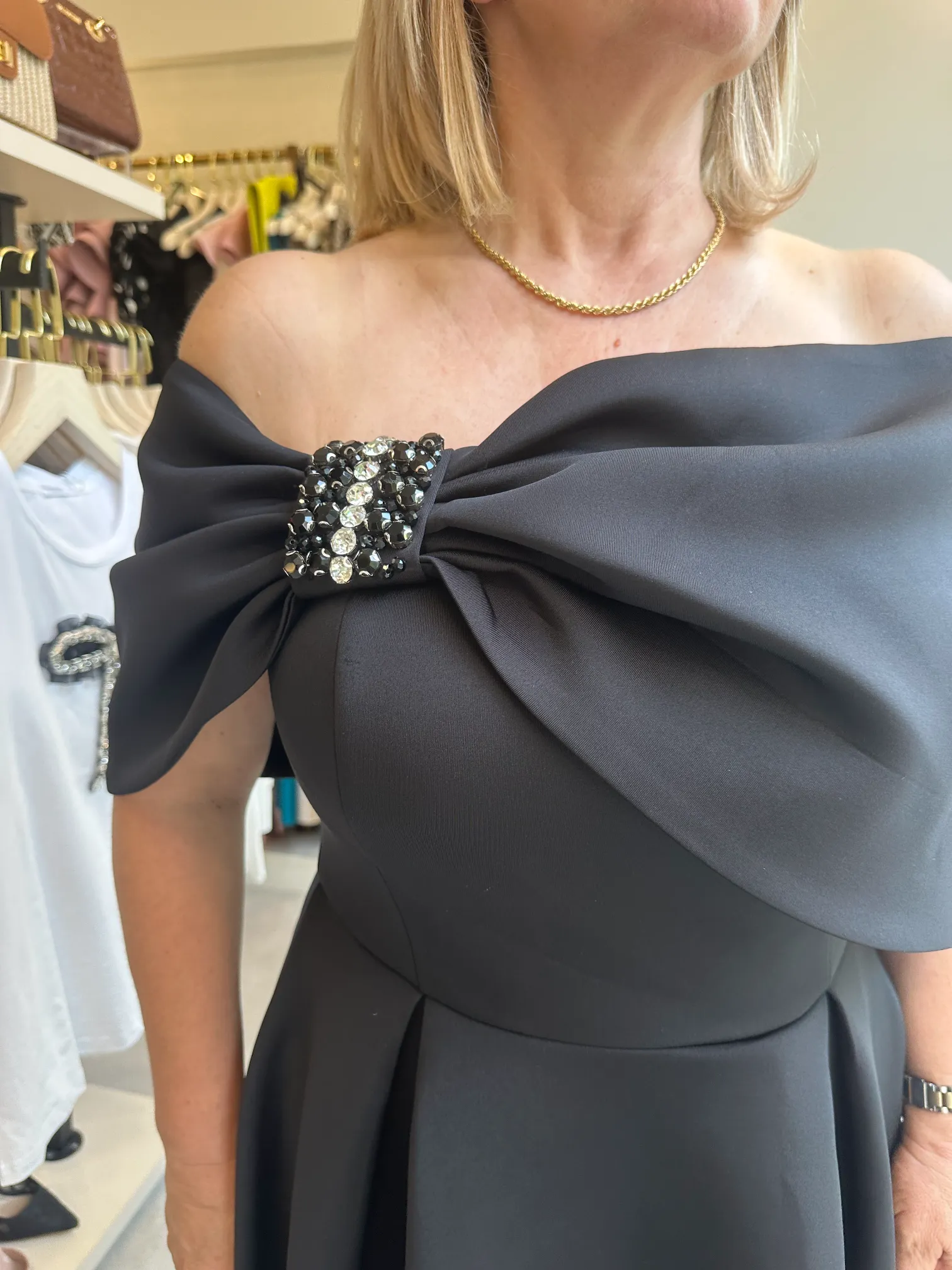 μαύρο φόρεμα με στράς